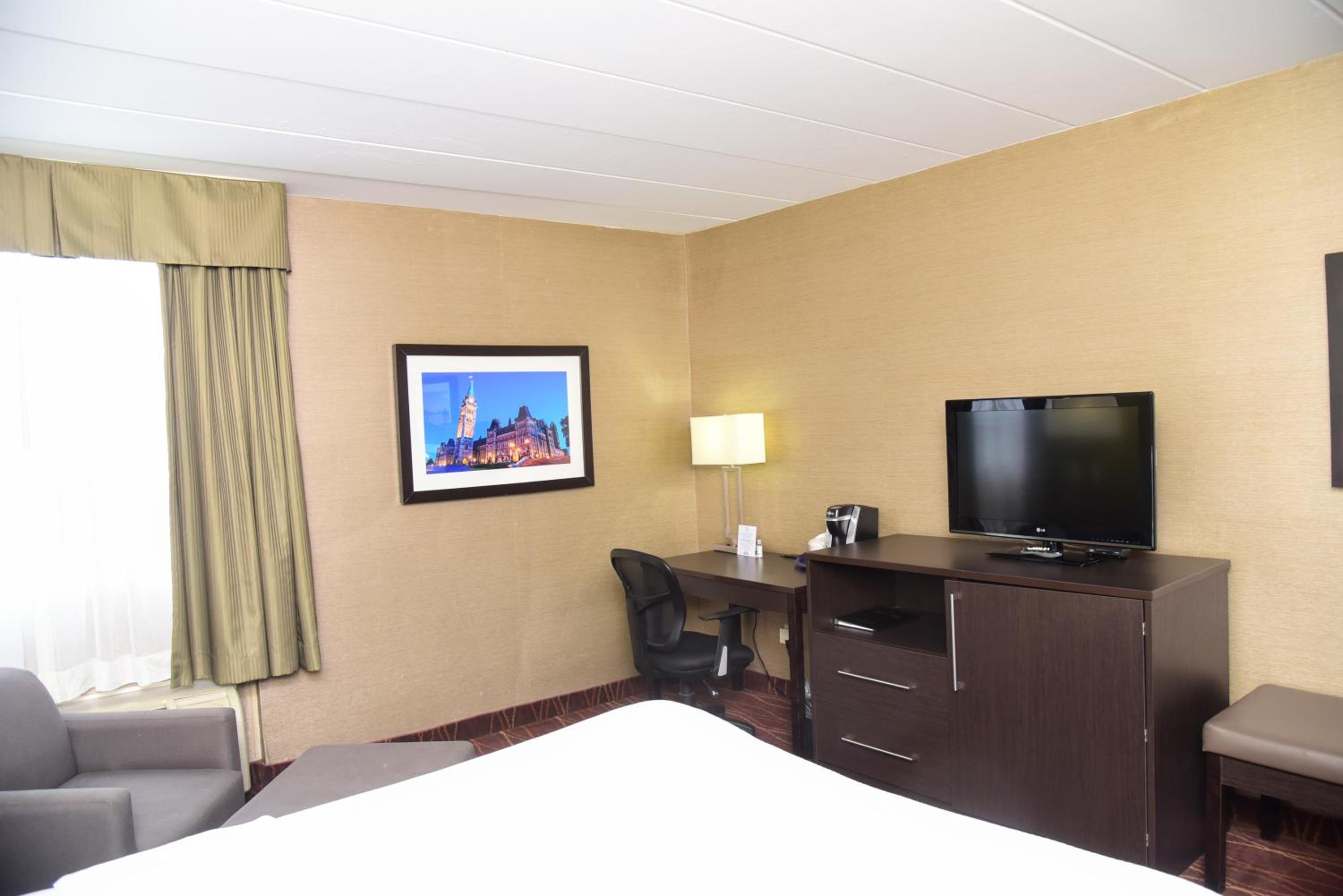 1 Queen Bed Room photo 2