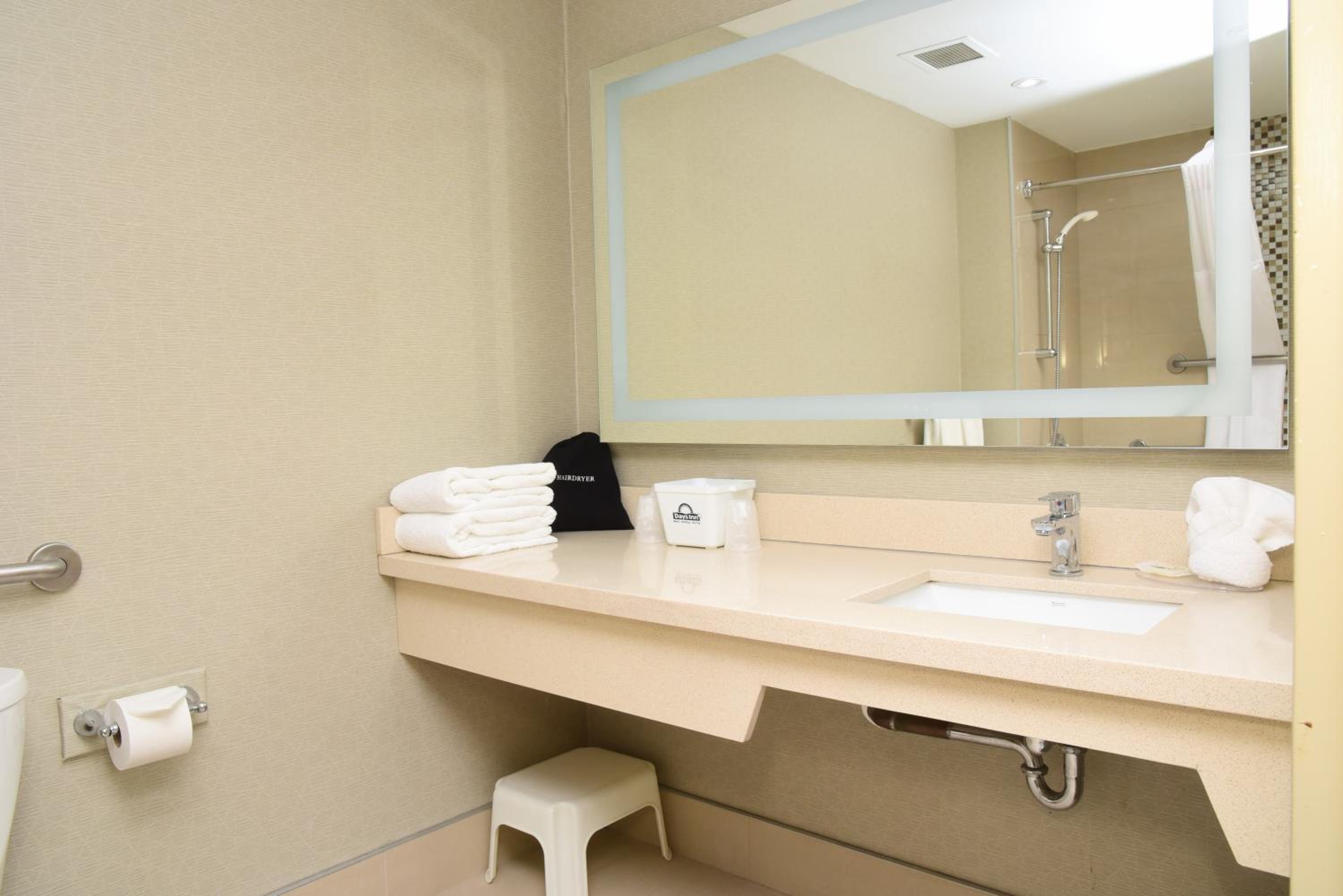 2 Queens Bed Accessible Room - Photo 4