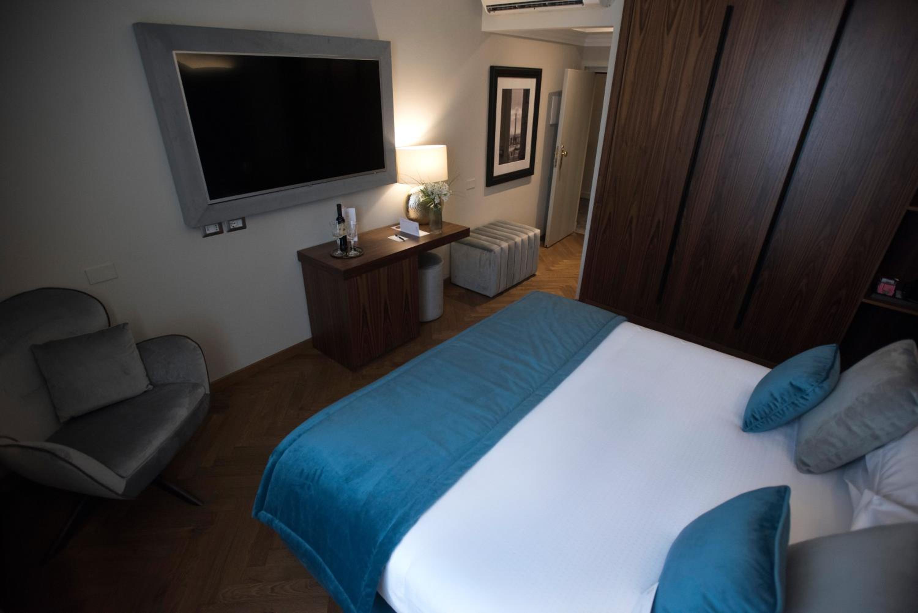 Prestige Double Room Pantheon Square View