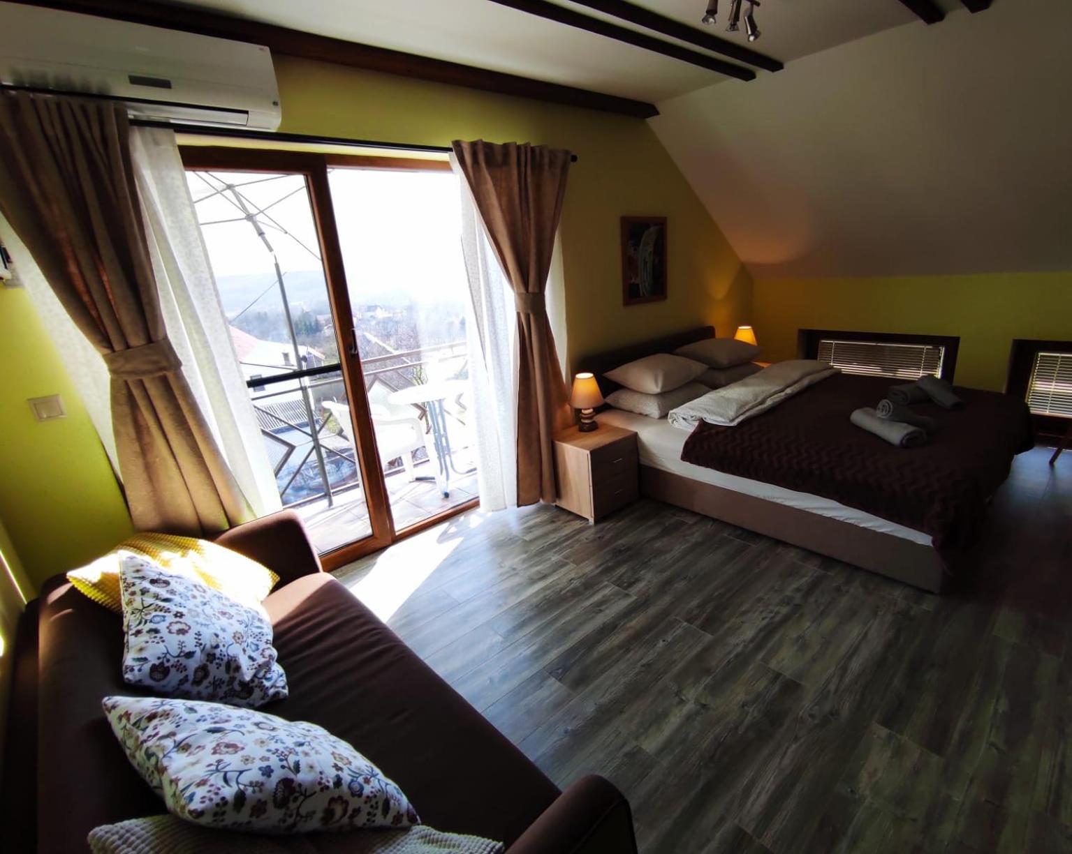 Triple Room with Balcony - Photo 8