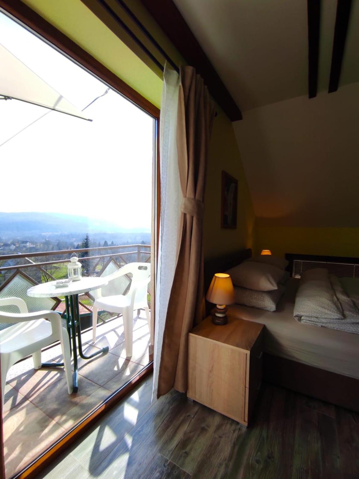 Triple Room with Balcony - Photo 12