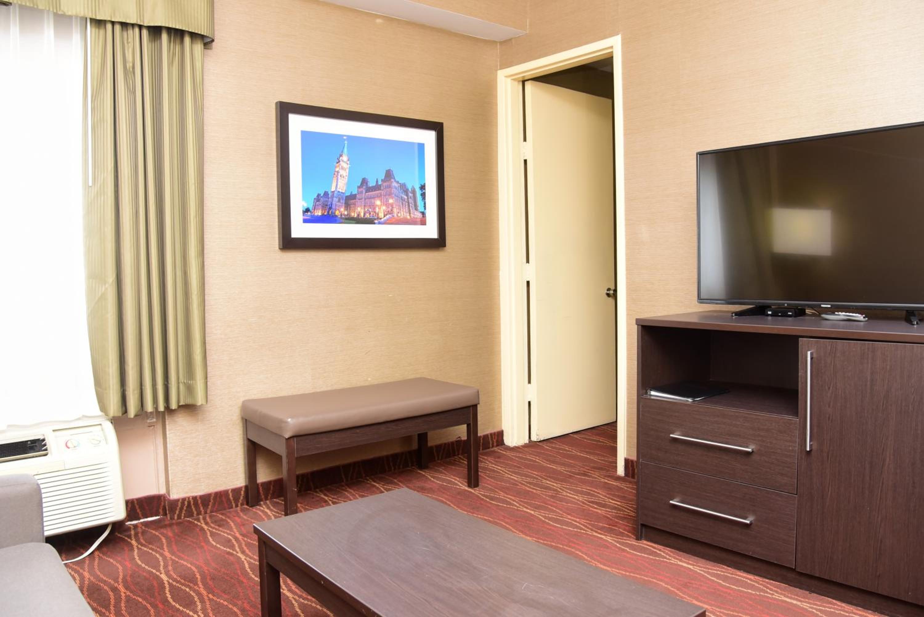 Deluxe King Suite - Non-Smoking - Photo 4
