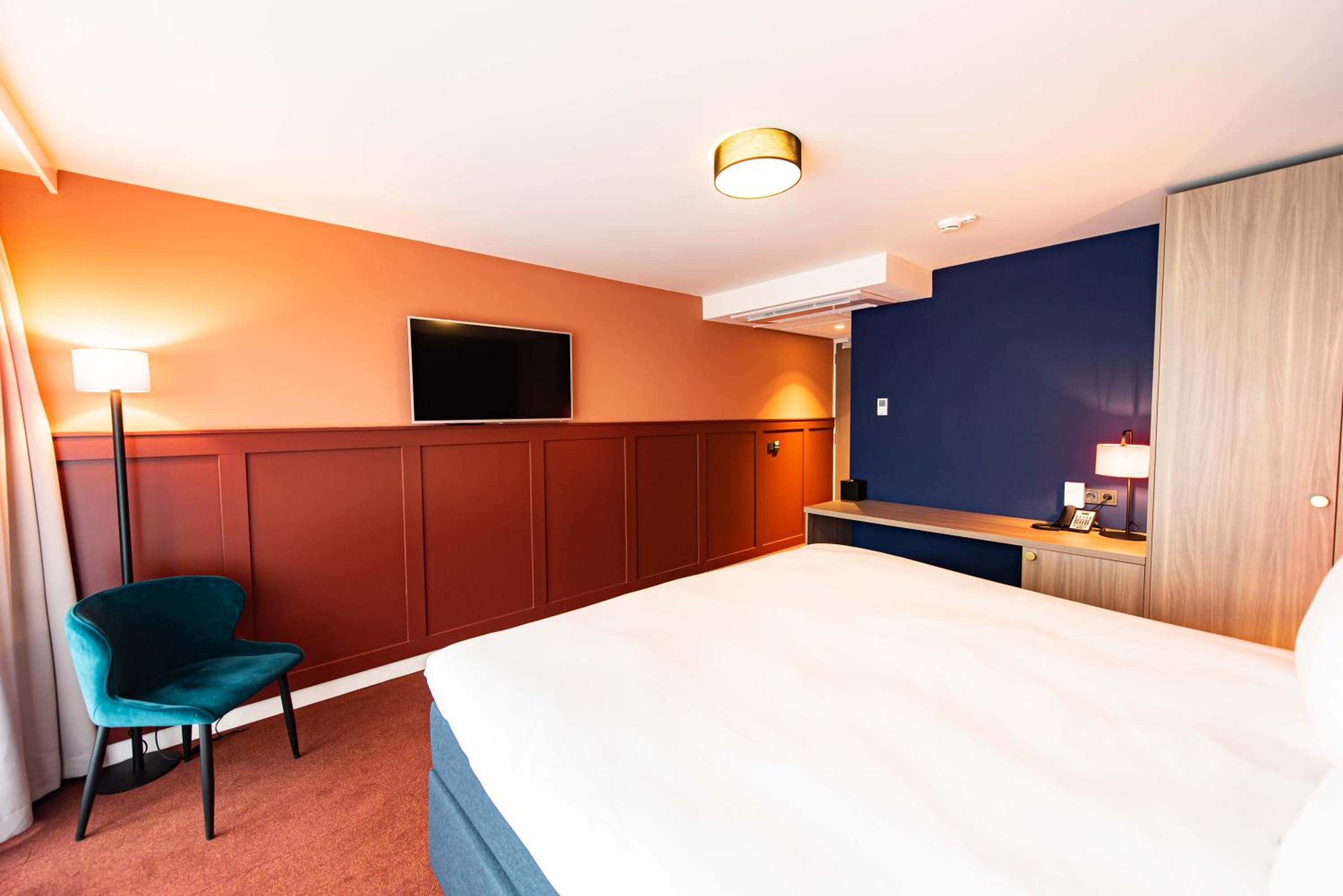 Deluxe King Room photo 2