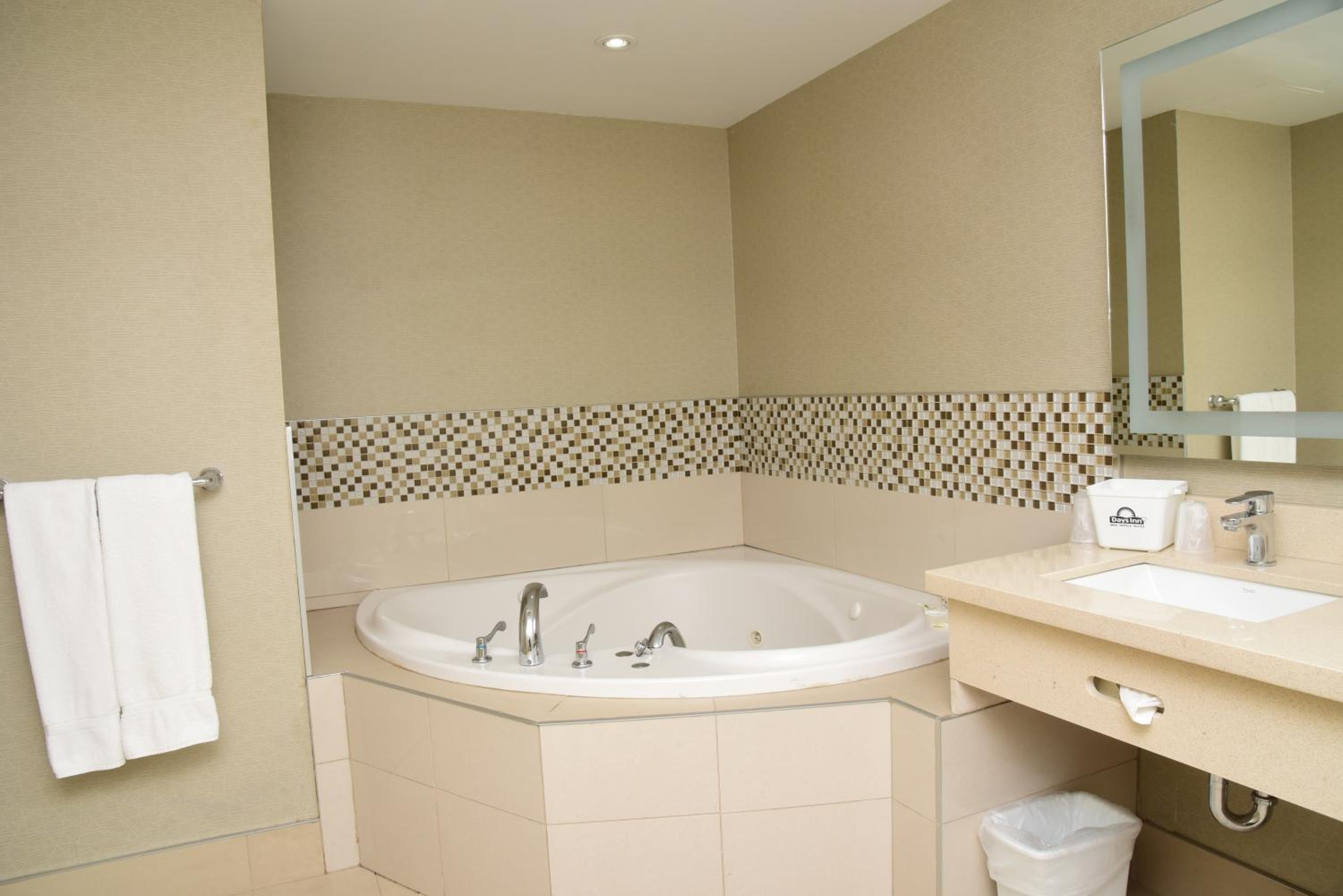 1 King Bed, Premium Suite, Non-Smoking - Photo 2