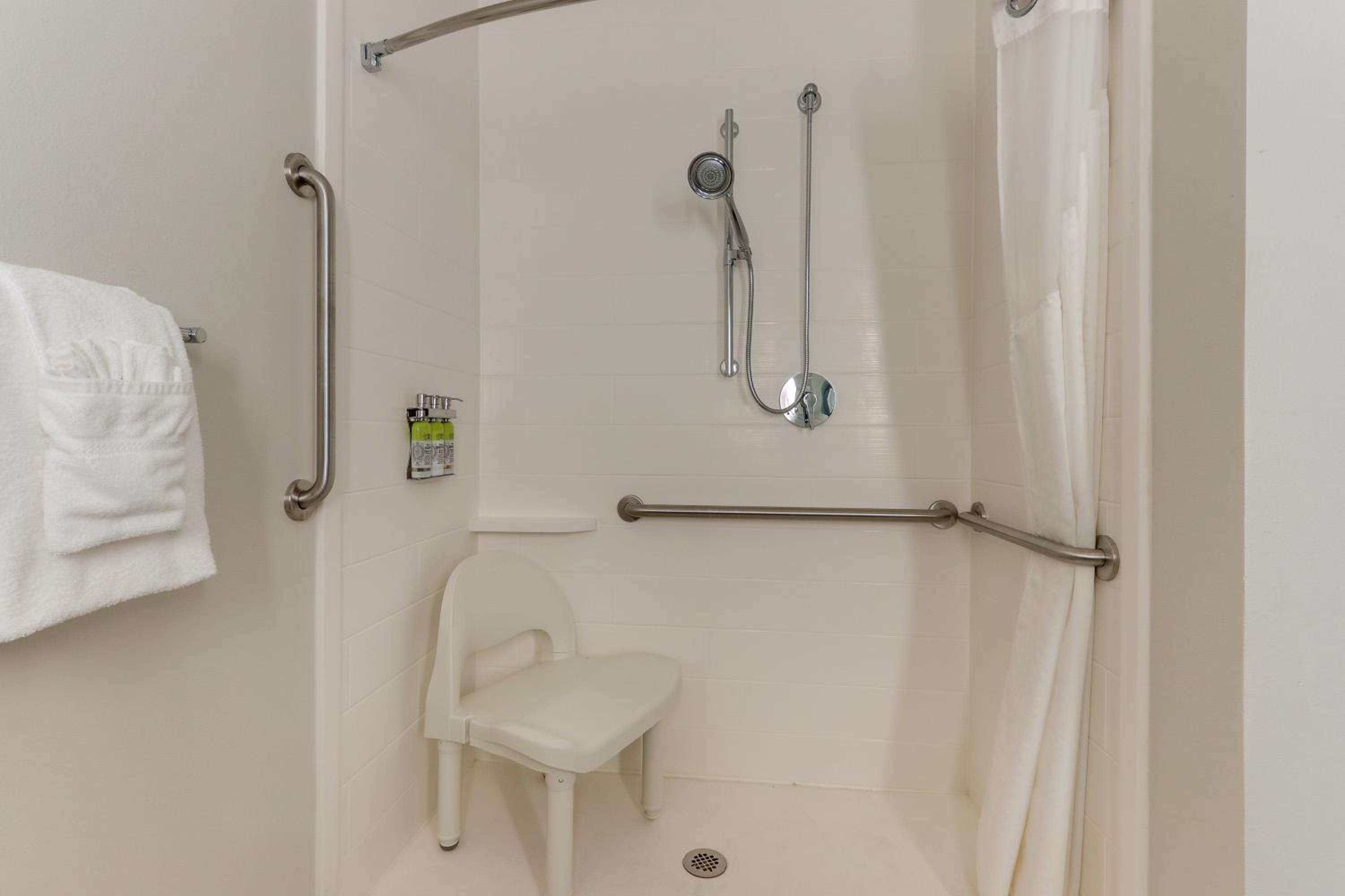 King Room with Roll In Shower - Non-Smoking - Photo 5