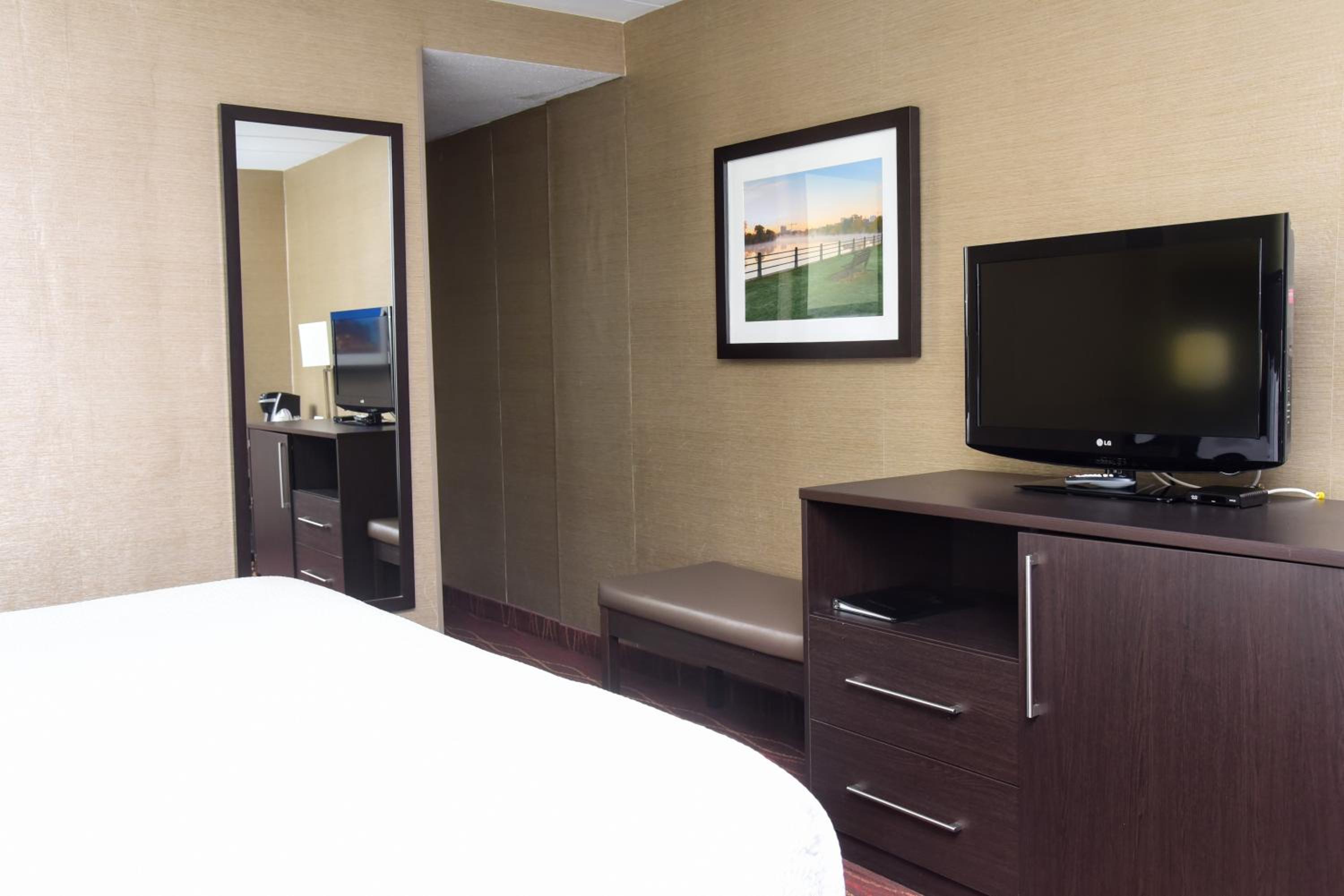 1 King Bed Room photo 3
