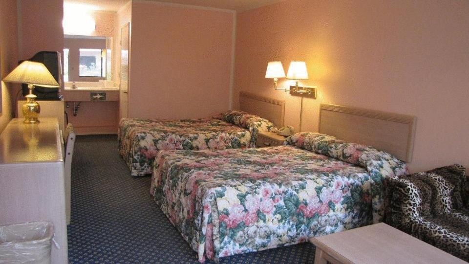Deluxe Double Room with Two Double Beds - Photo 2