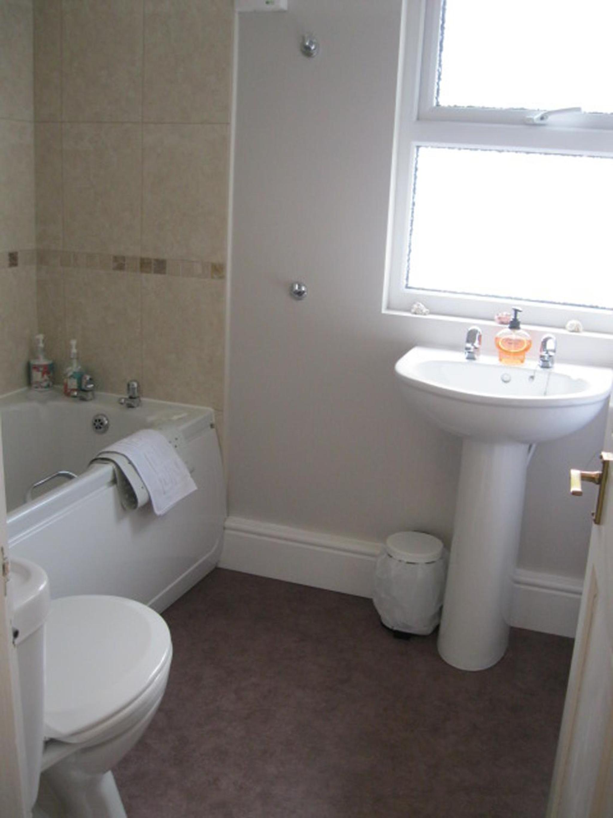 Single Room with Shared Bathroom photo 3