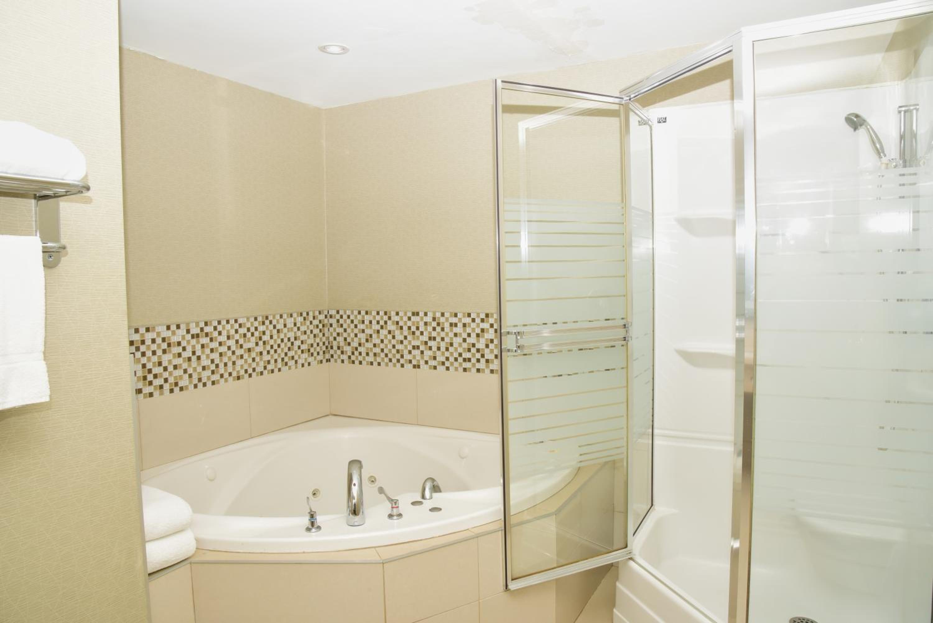 Executive King Suite - Non-Smoking - Photo 3
