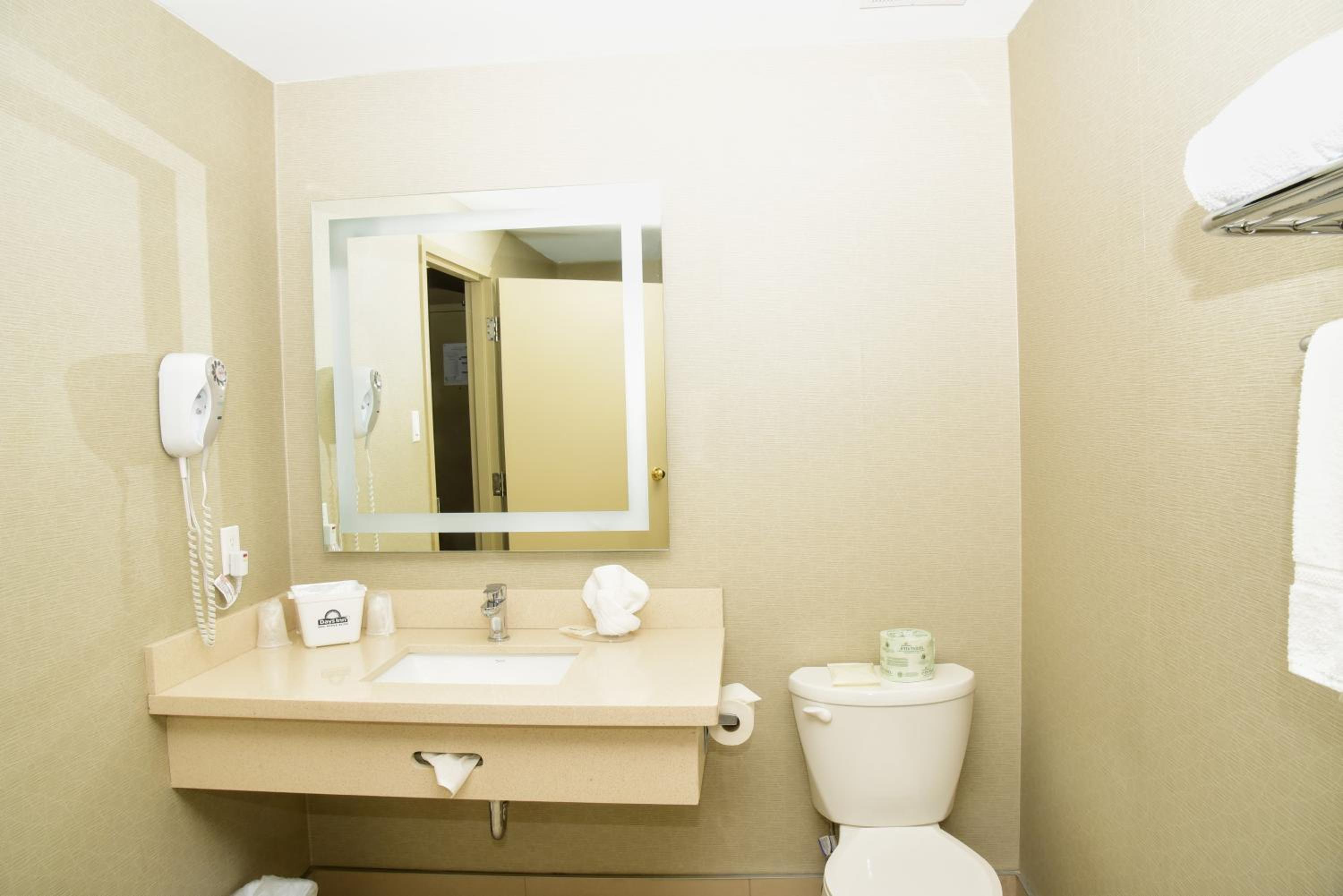 Executive King Suite - Non-Smoking - Photo 4