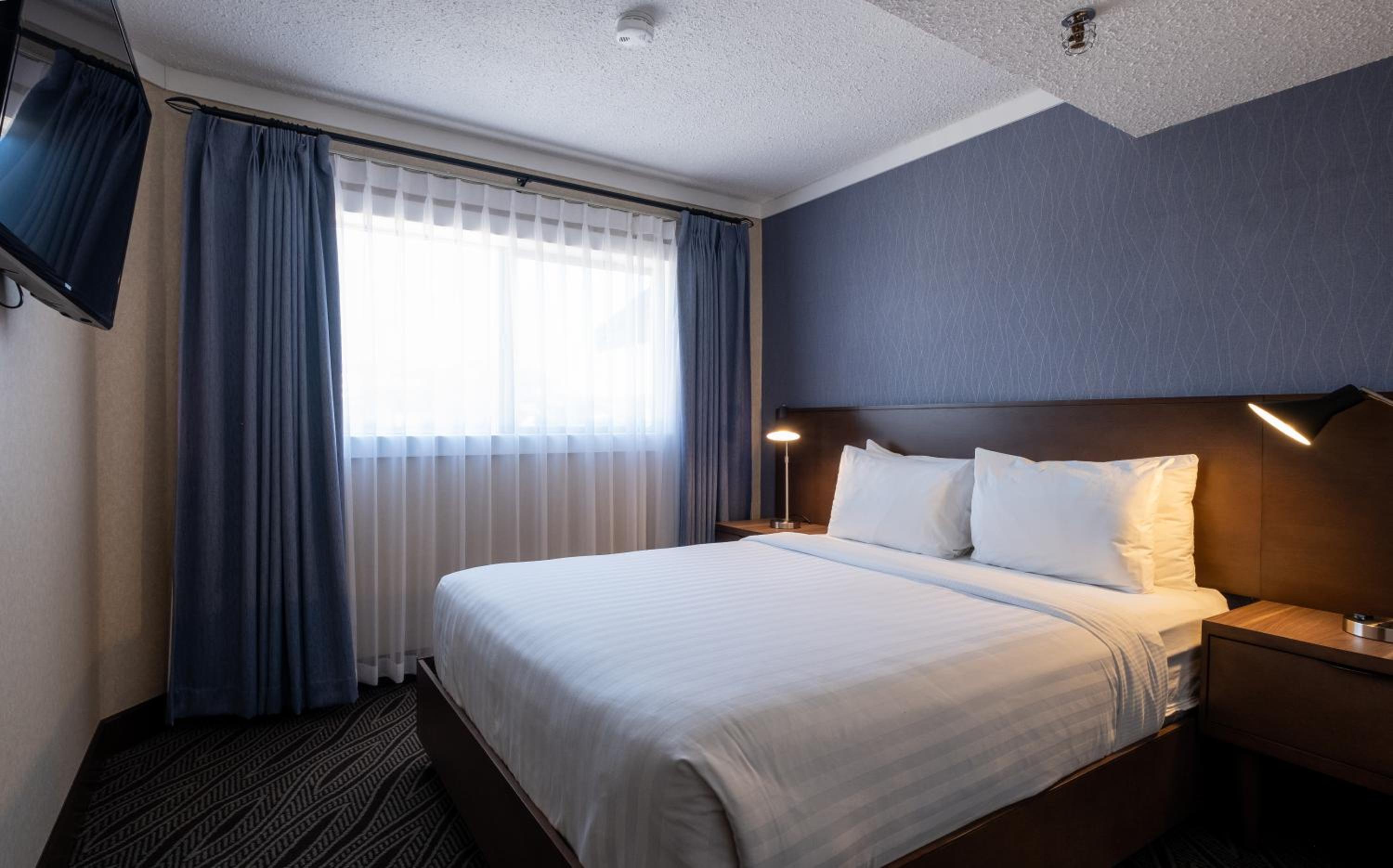 Queen Suite with Sofa Bed and Mountain View photo 1