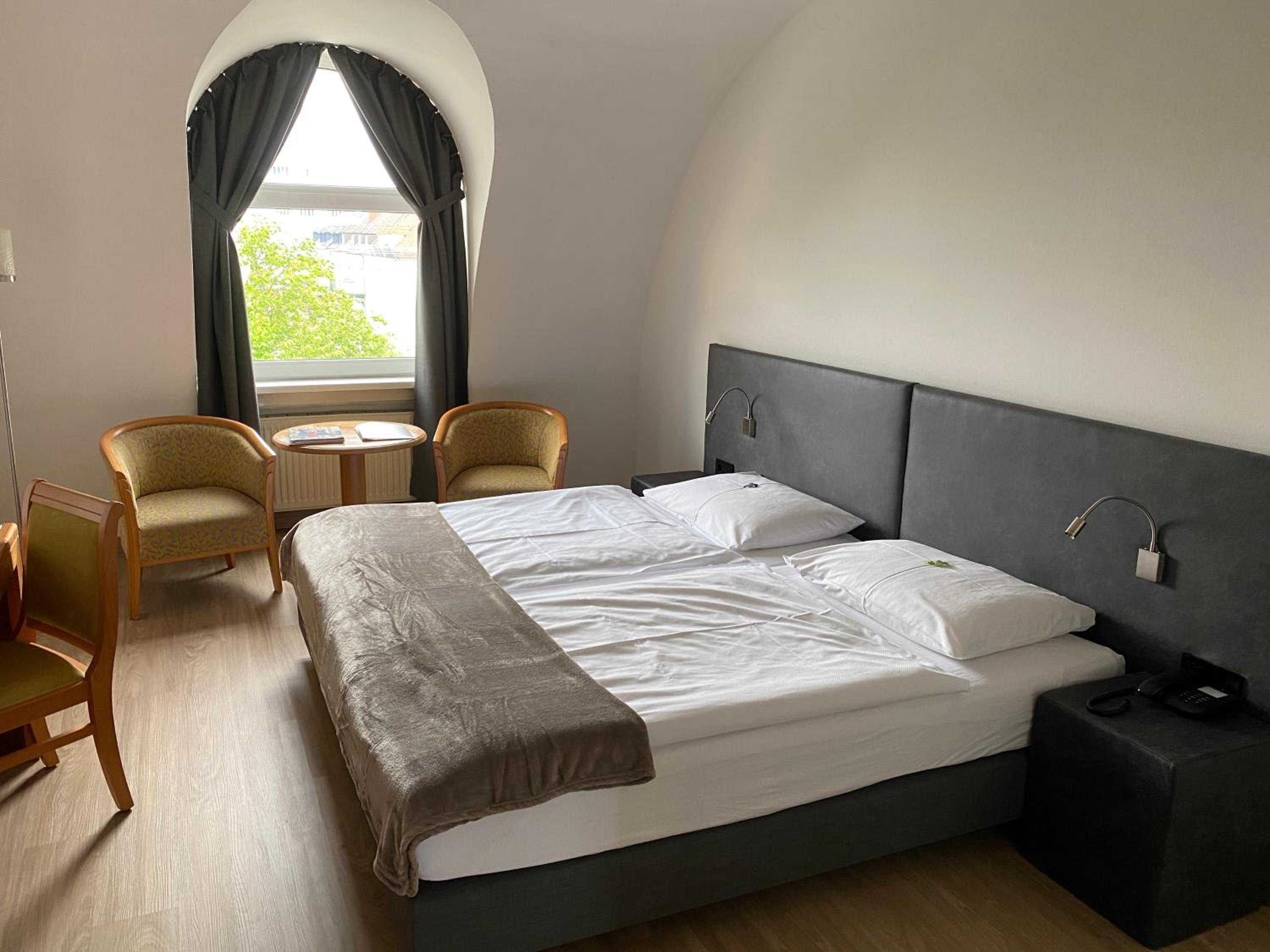 Standard Double Room - Photo 12