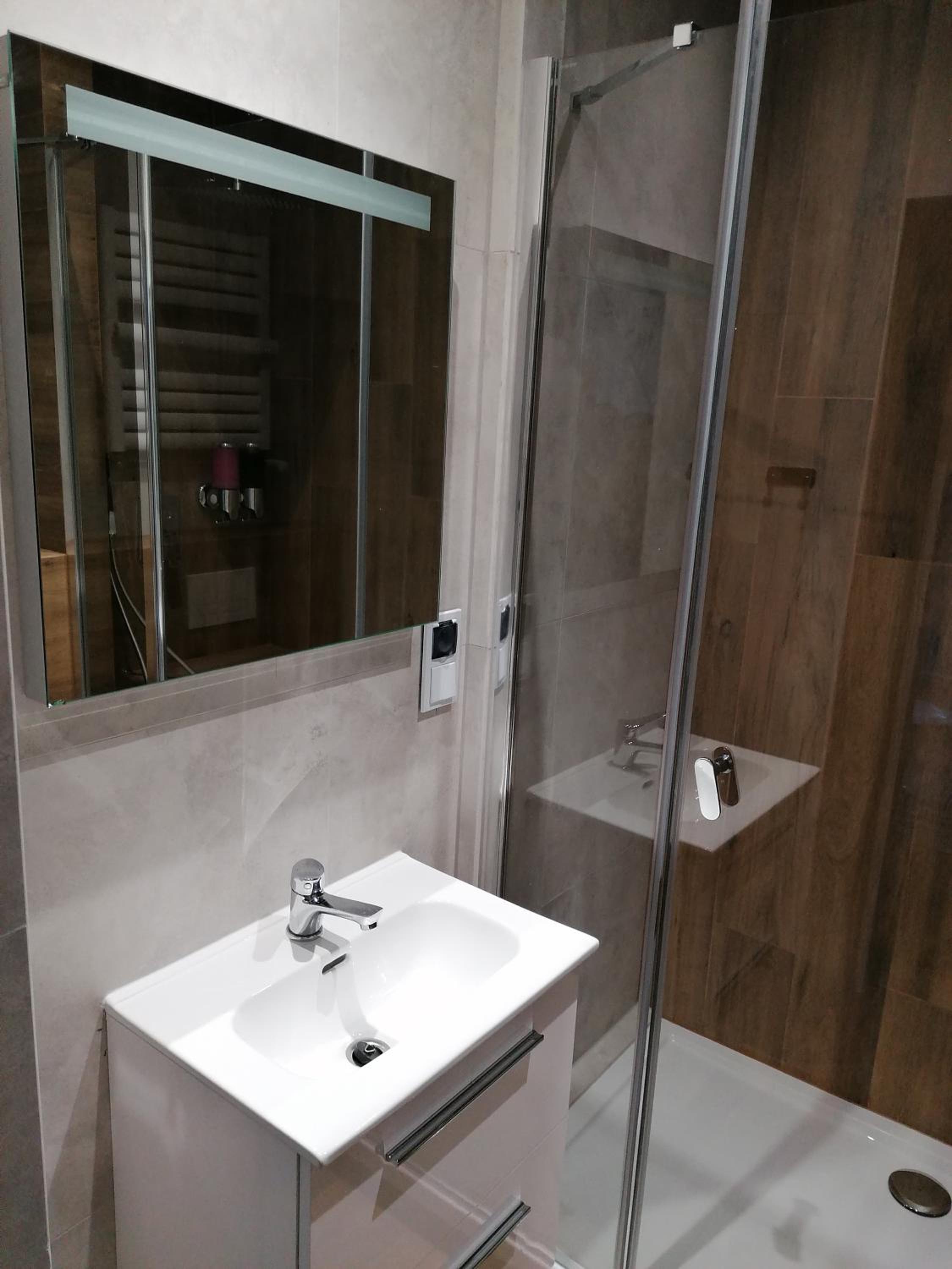 Deluxe Suite - Photo 9