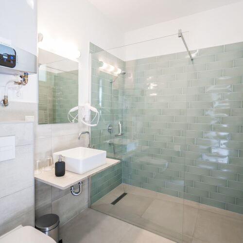 Deluxe Room (2 Adults + 1 Child) - Photo 4