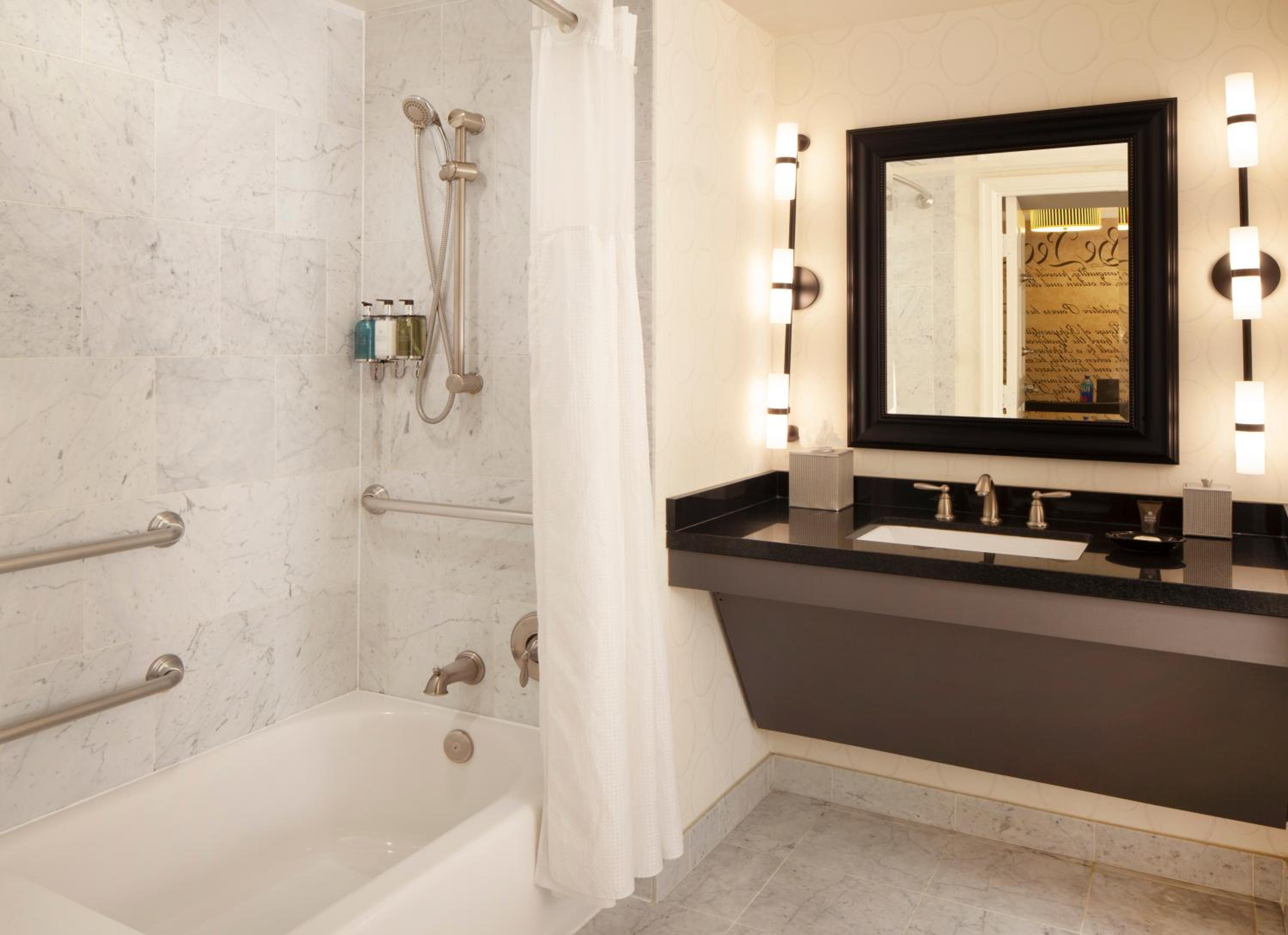 Deluxe King Room Accessible - Photo 5
