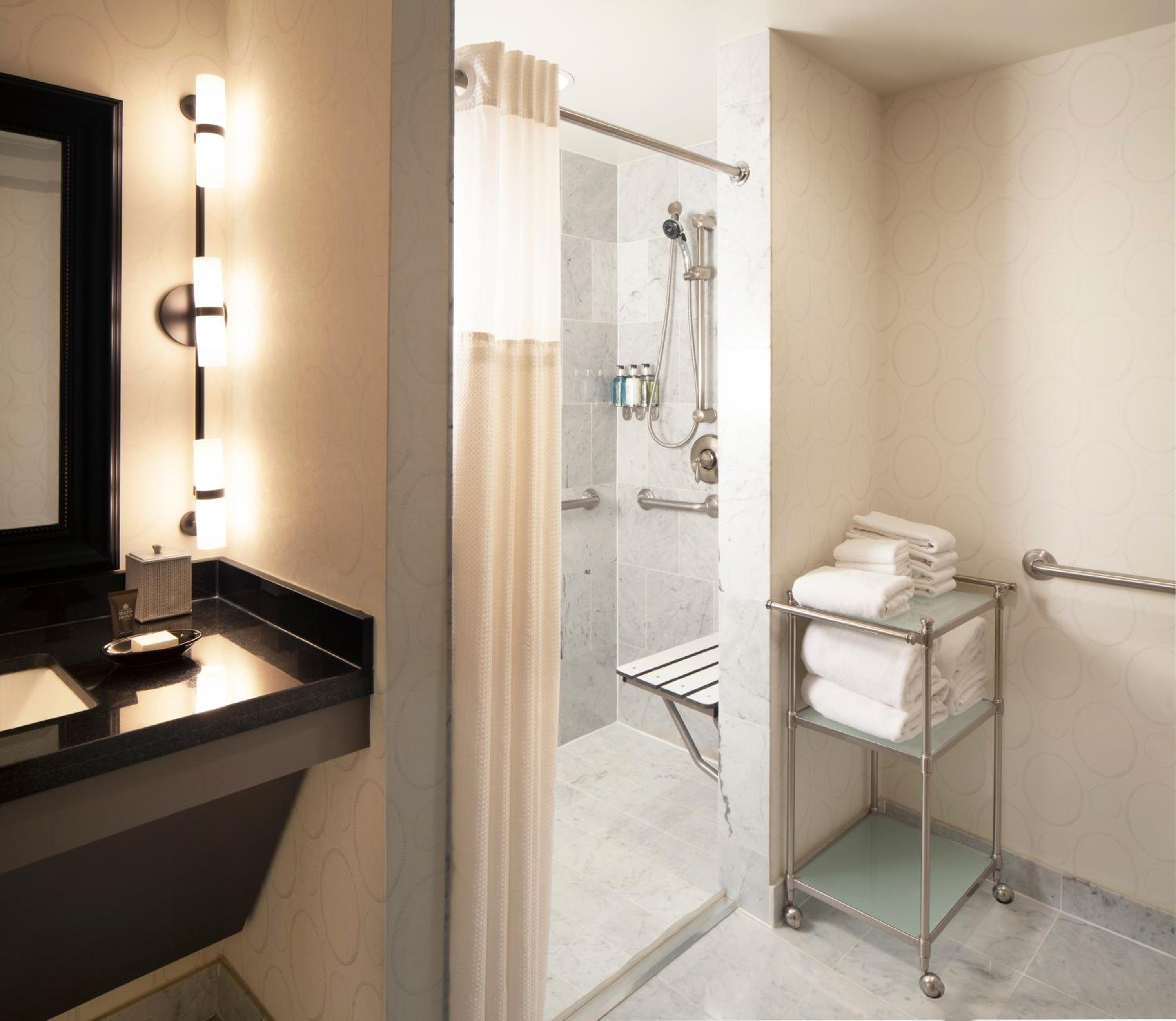 Deluxe Double Room with Roll-In Shower - Photo 5