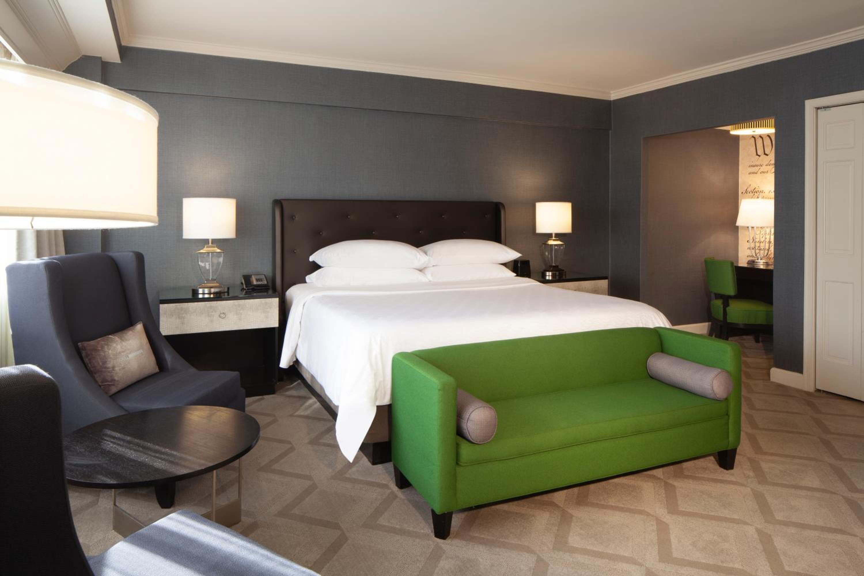 Deluxe King Room Accessible - Photo 3