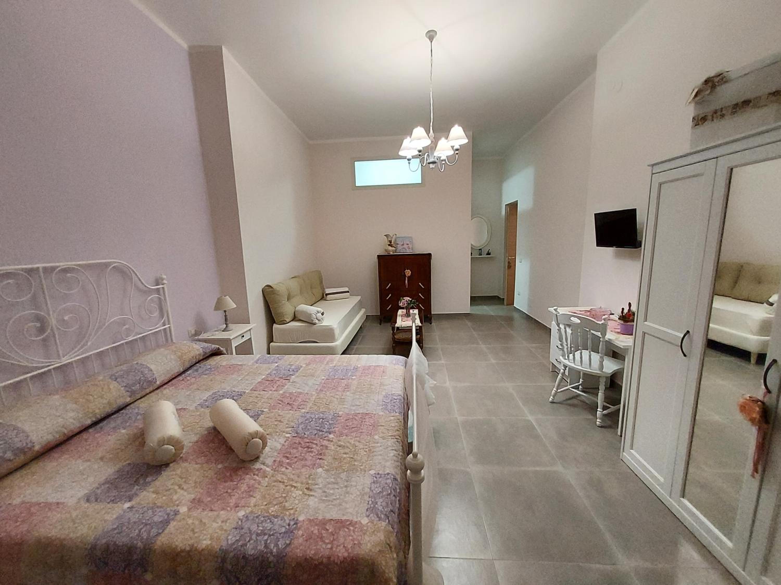 Quadruple Room with Private Bathroom - Photo 24