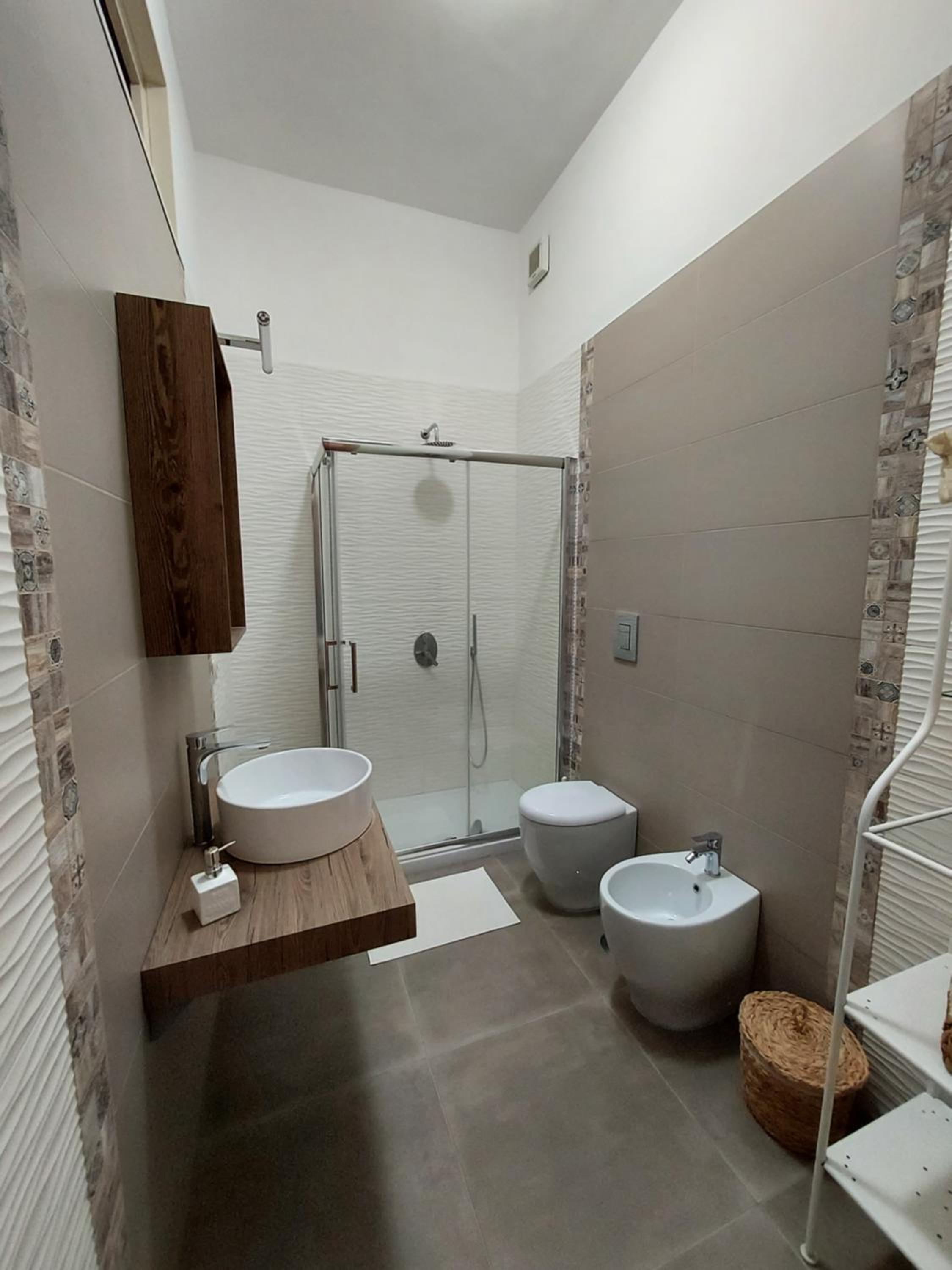 Quadruple Room with Private Bathroom - Photo 23