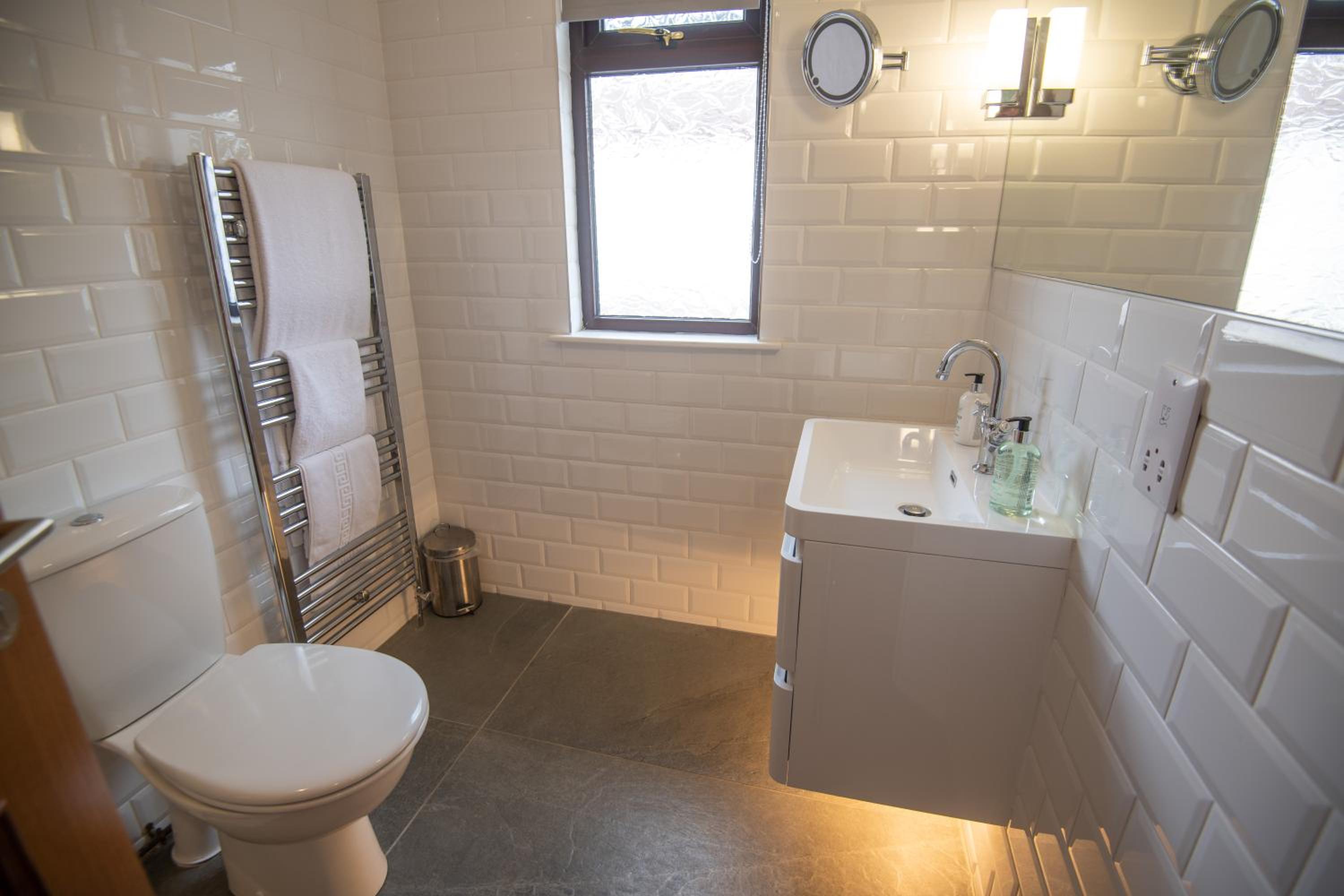 Double or Twin Room with Private Bathroom - Photo 5