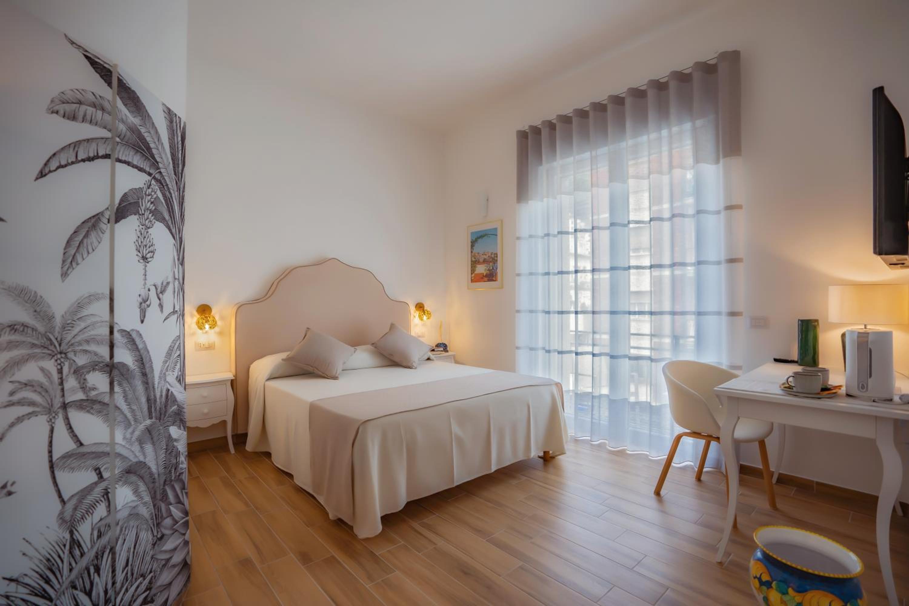 Deluxe Double Room with Side Sea View