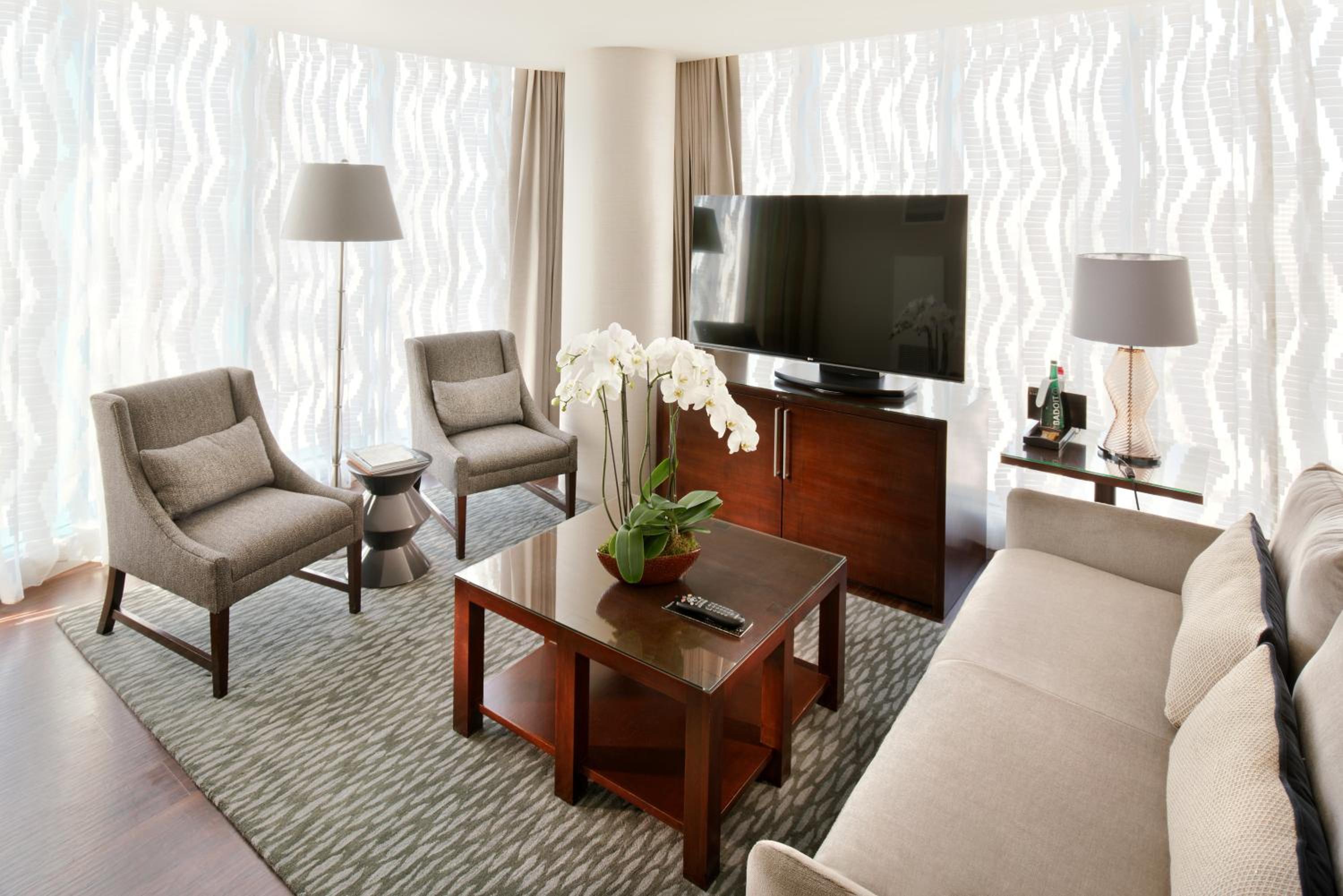 One-Bedroom King Suite thumbnail 5