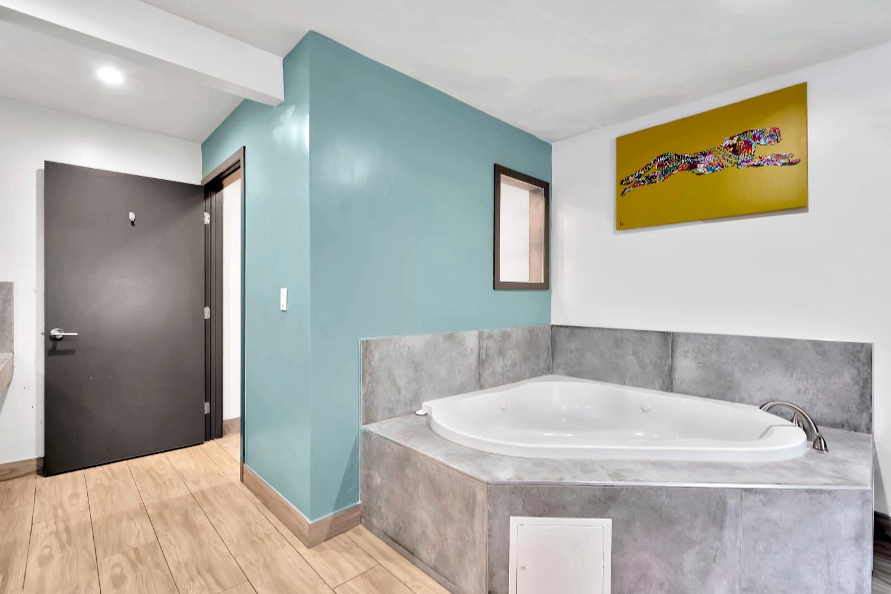King Room with Spa Bath - Photo 3