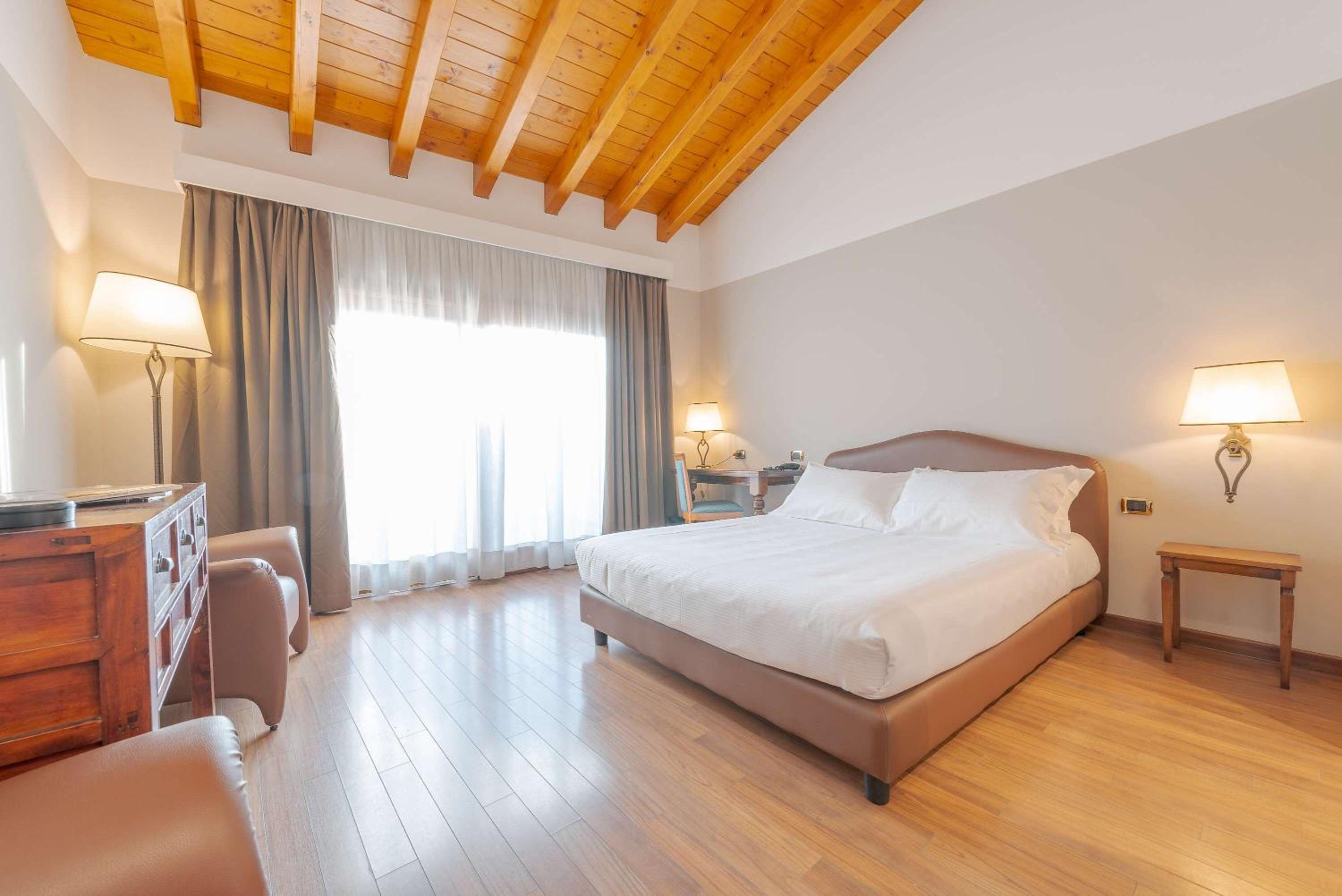 Superior Queen Room with Balcony and Lake View