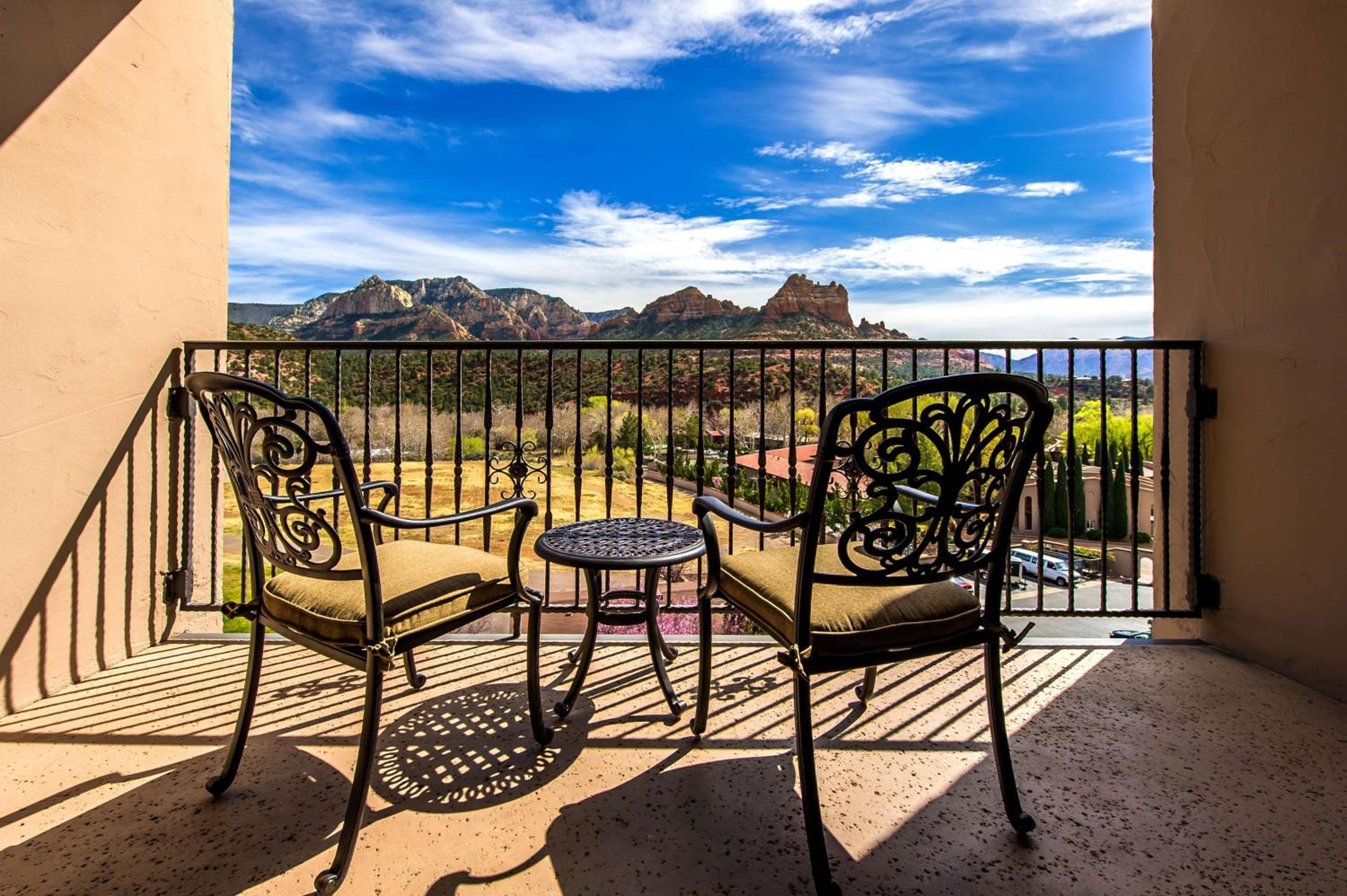 Queen Room with Two Queen Beds with Red Rock View with Balcony - Non-smoking thumbnail 5
