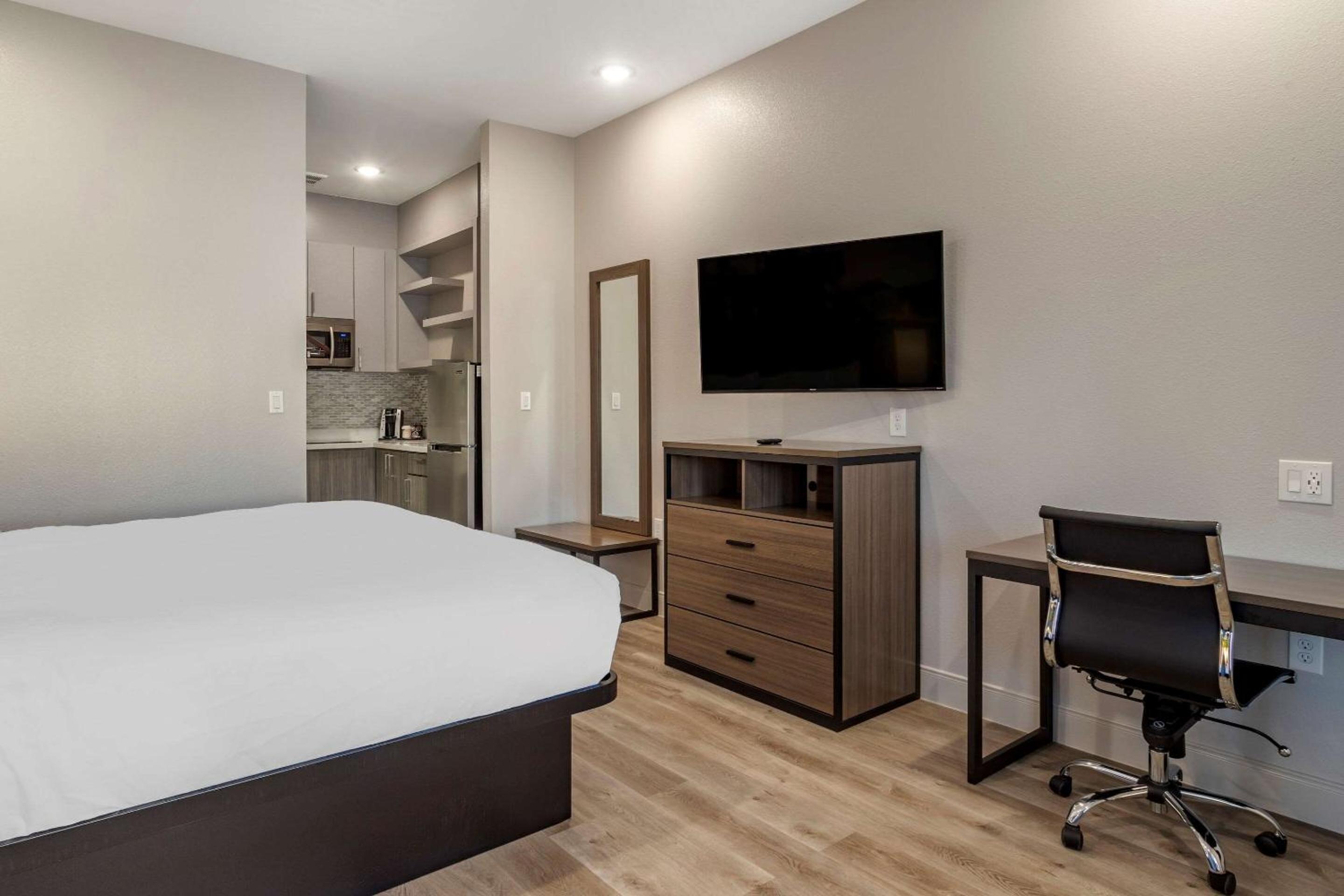 King Room - Non Smoking - Photo 4