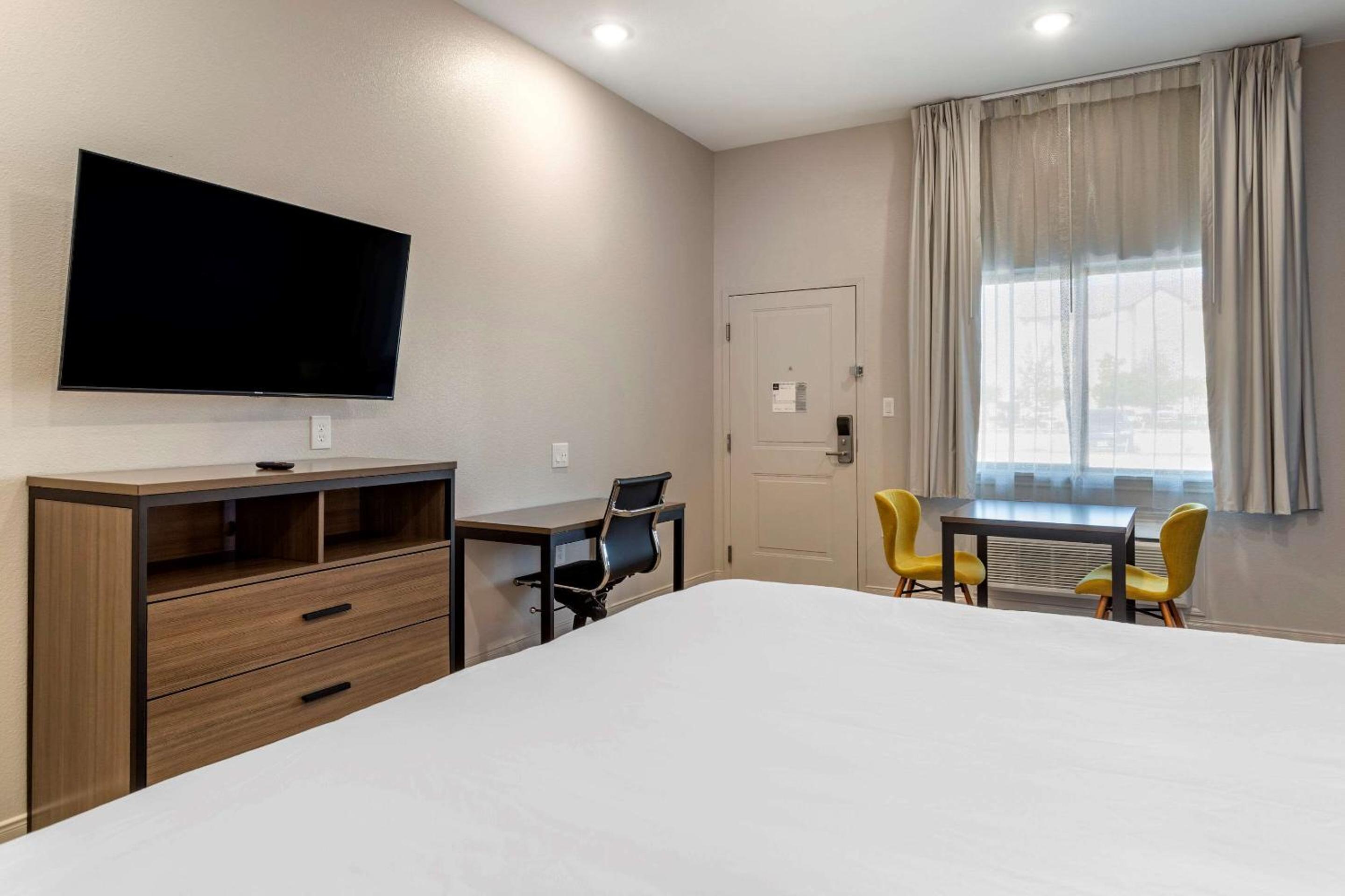 King Room - Non Smoking - Photo 3