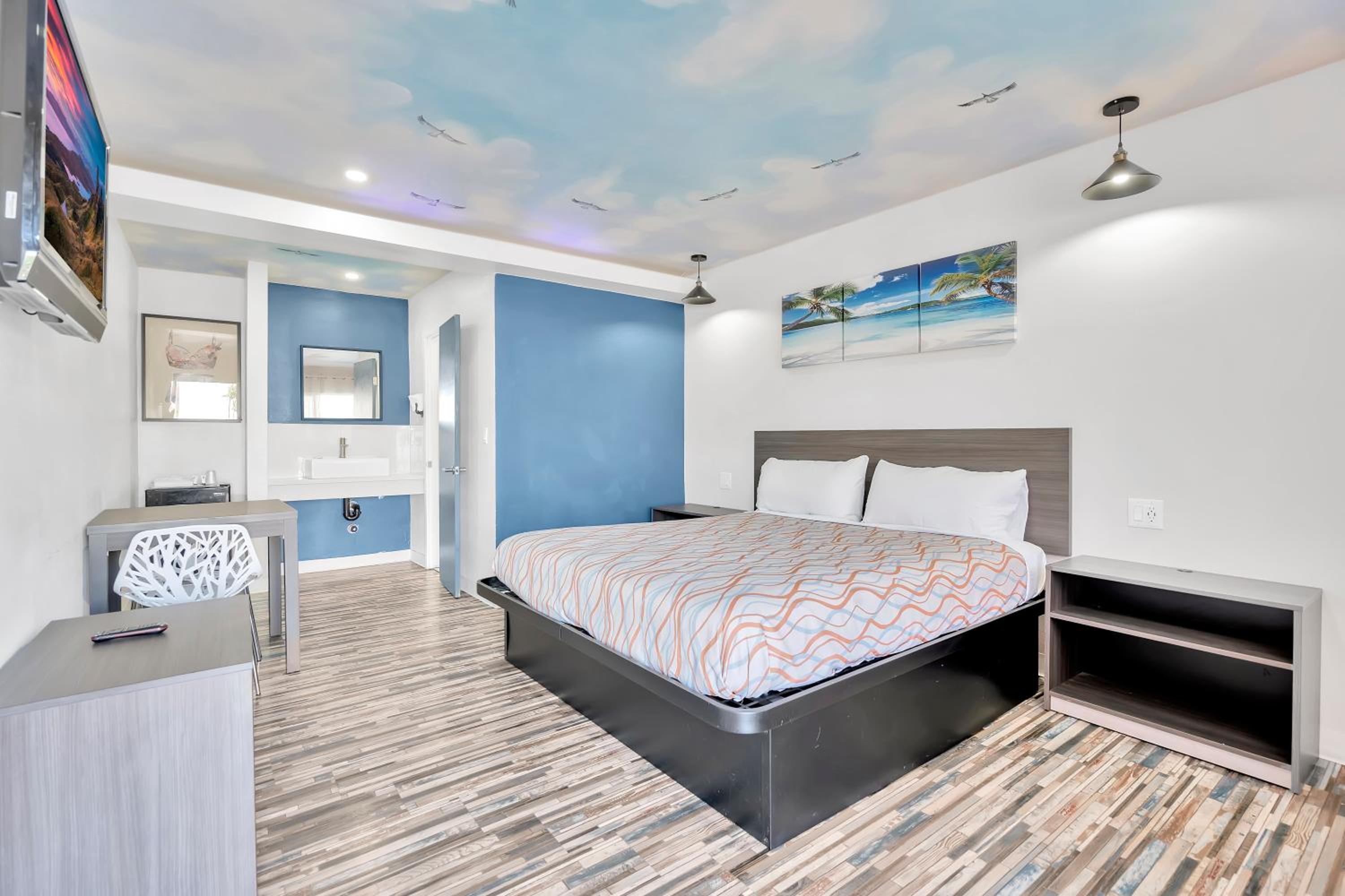 Standard King Room photo 1