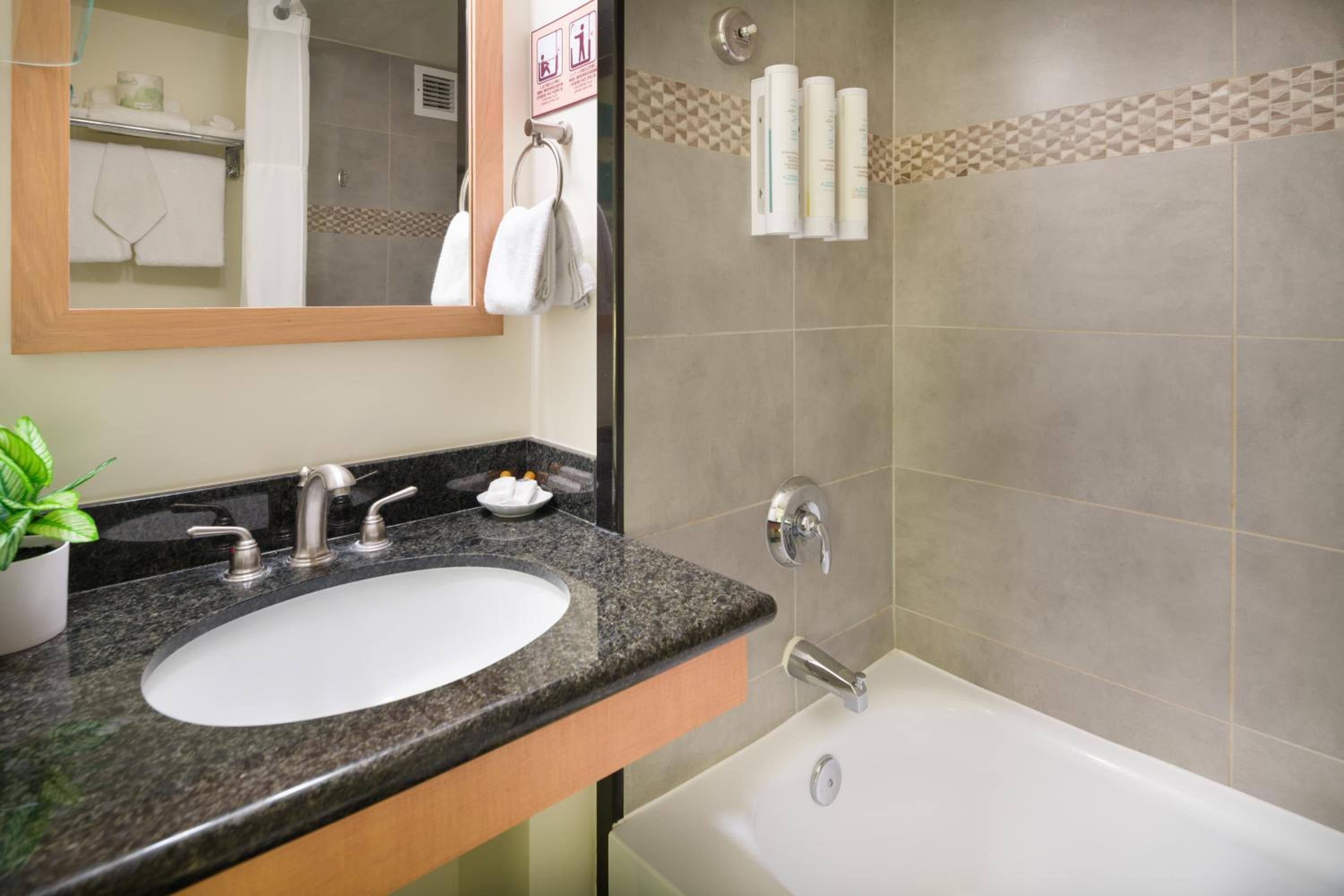 Queen Room with Sea View - Photo 2
