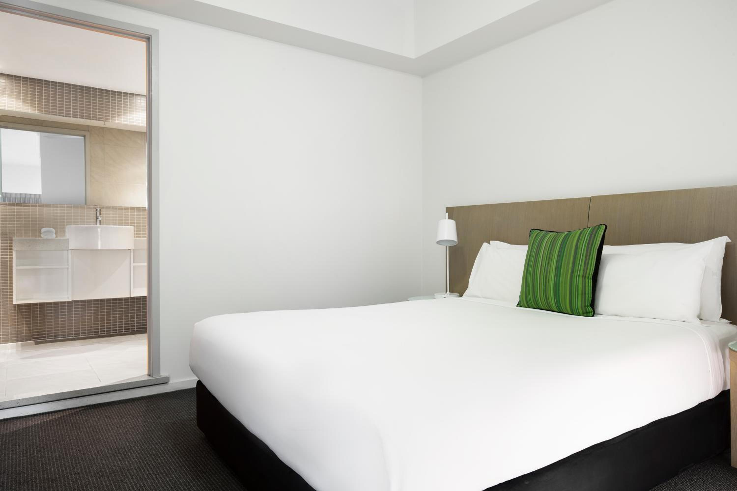 Studio Apartment with City View thumbnail 5