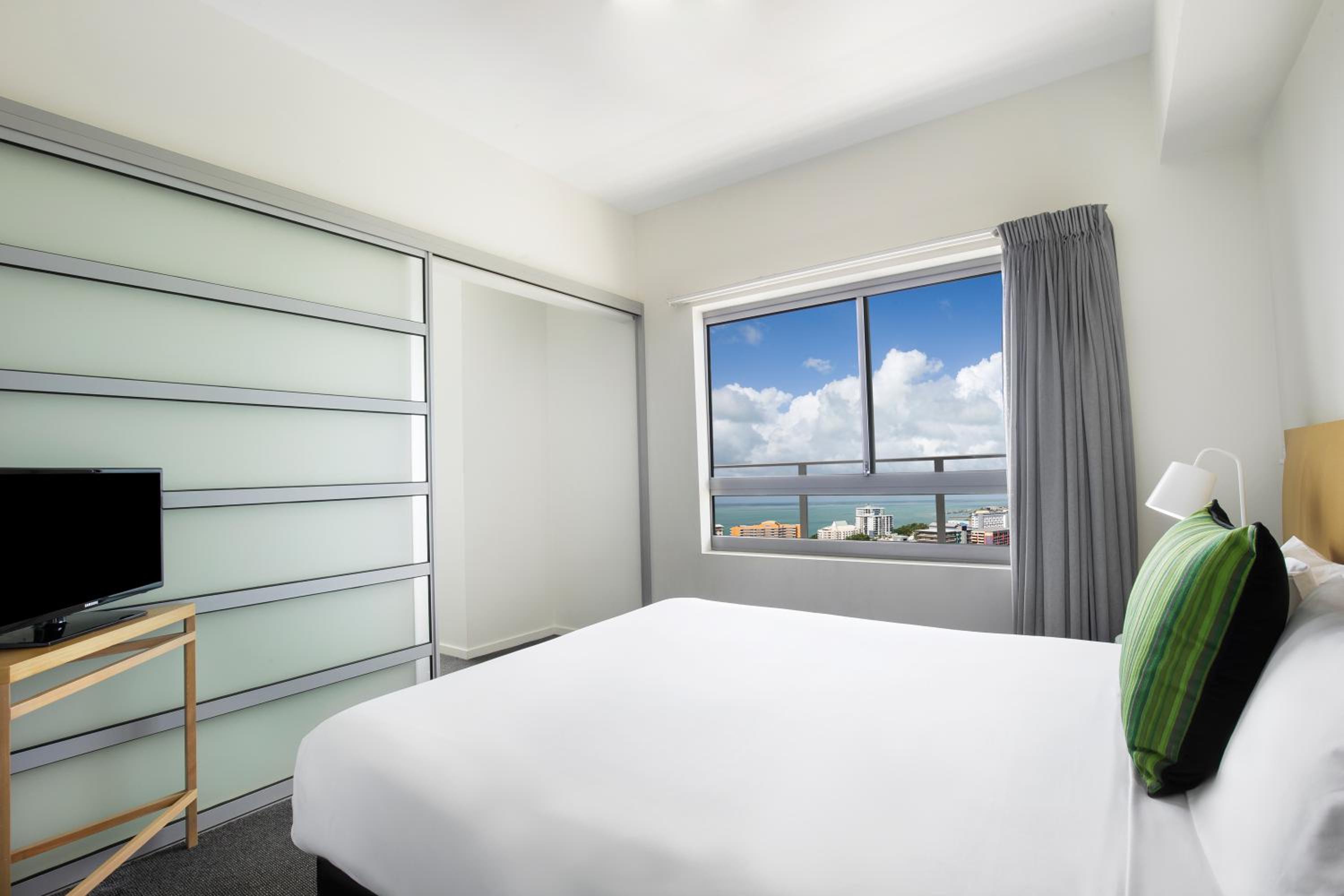 One-Bedroom Apartment With Water View - Weekly Housekeeping - Photo 1