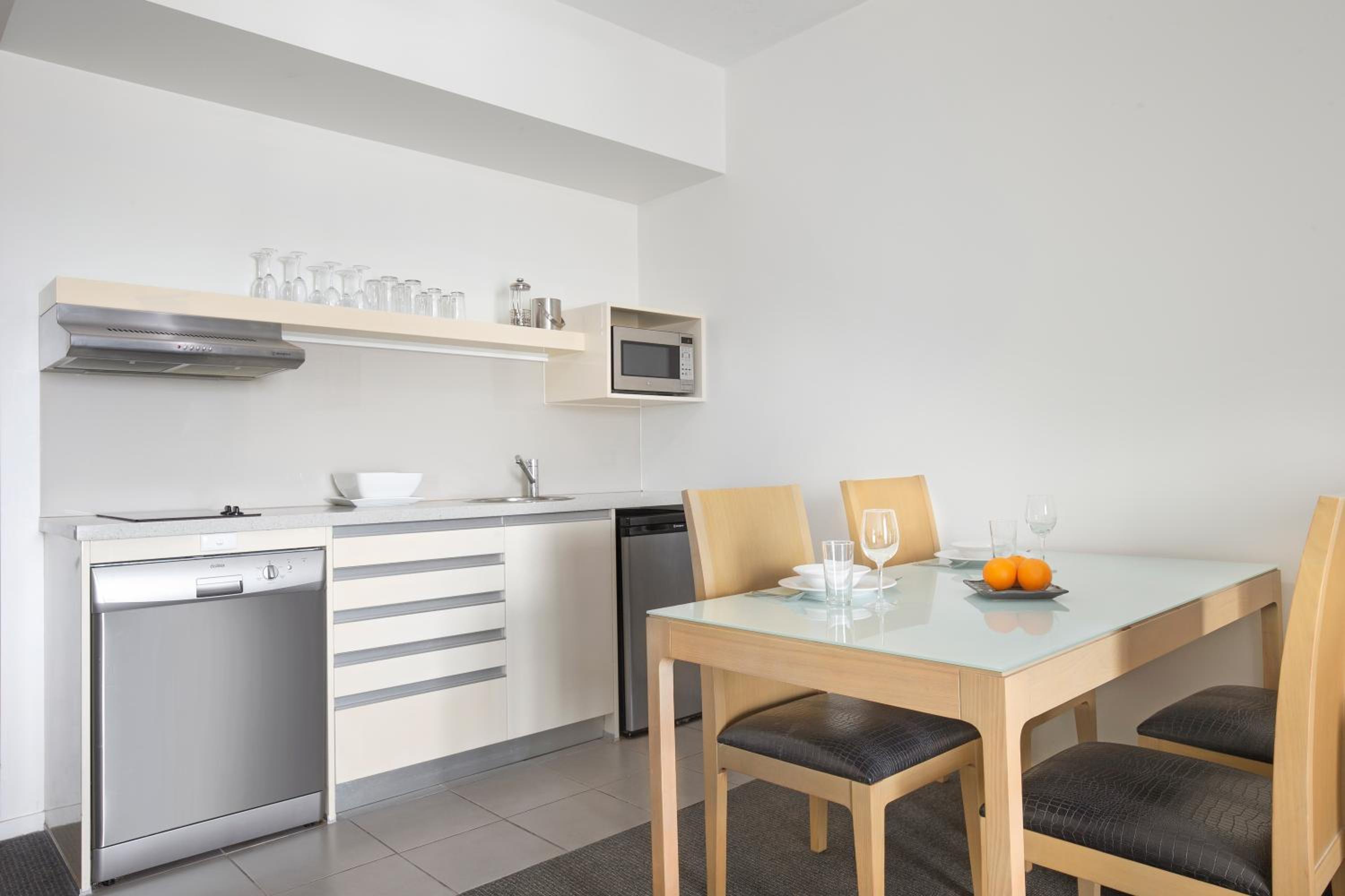 Two-Bedroom Apartment with City View - Photo 6