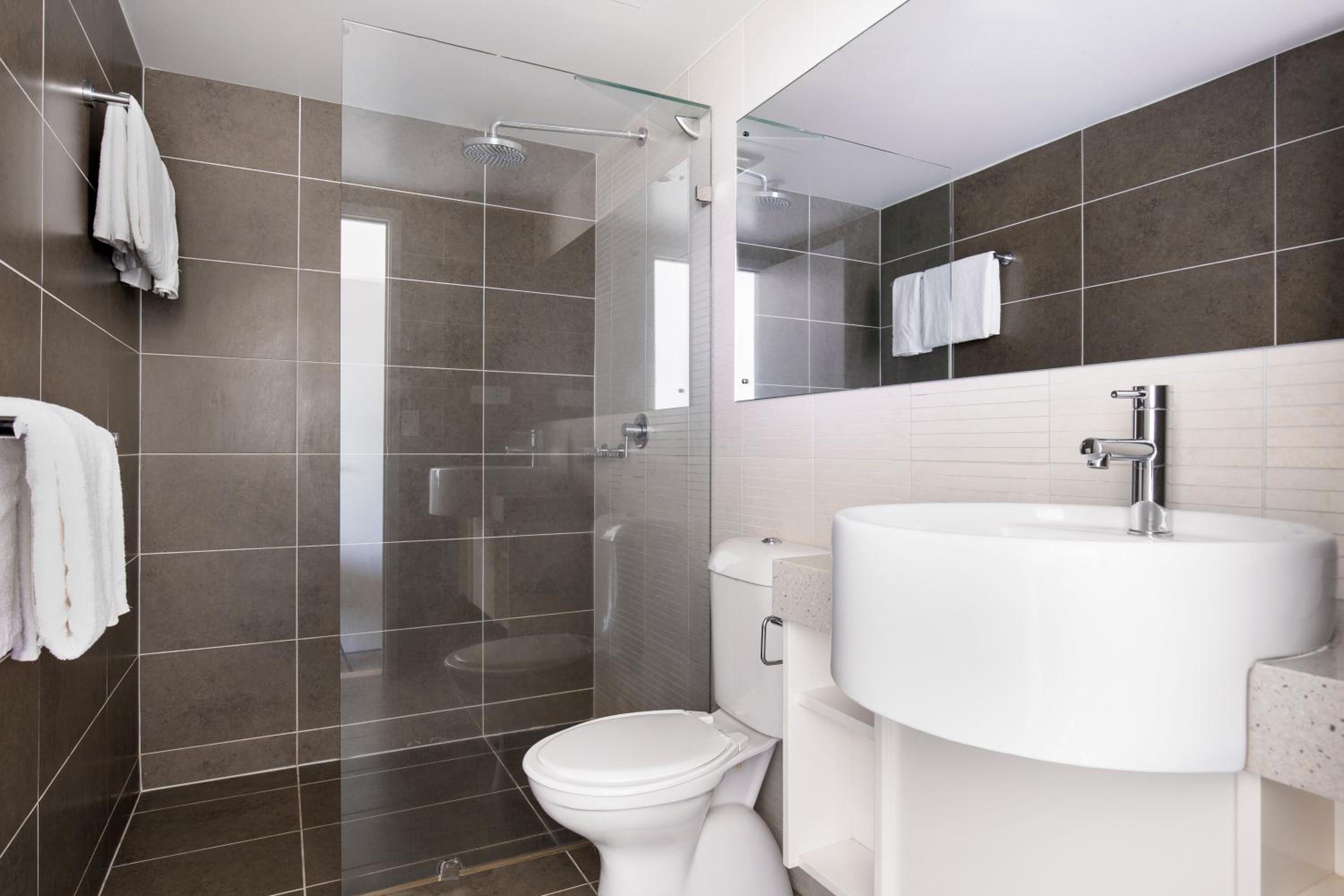 One-Bedroom Apartment With Water View - Weekly Housekeeping - Photo 4
