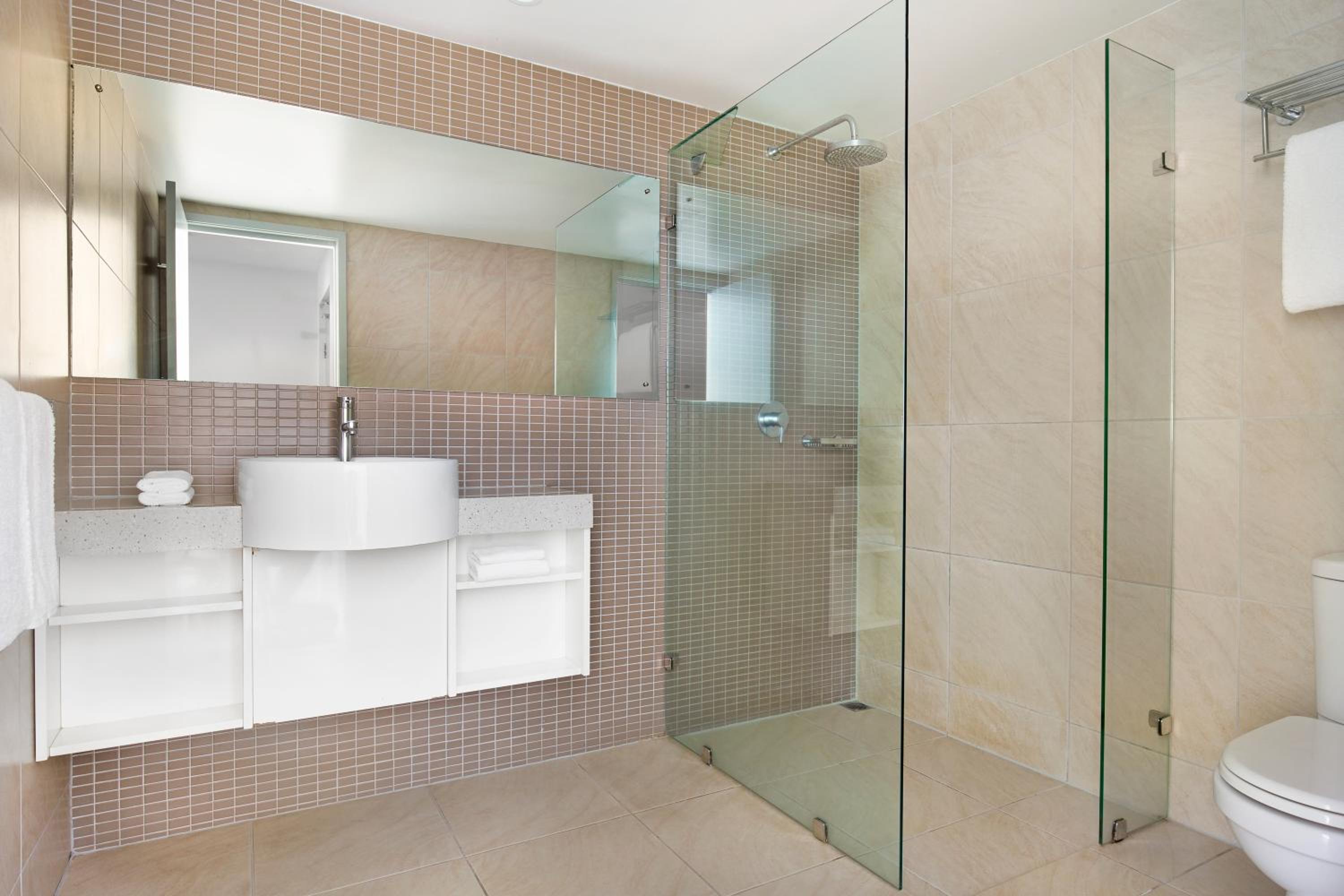 Two-Bedroom Dual Key with Water View thumbnail 6