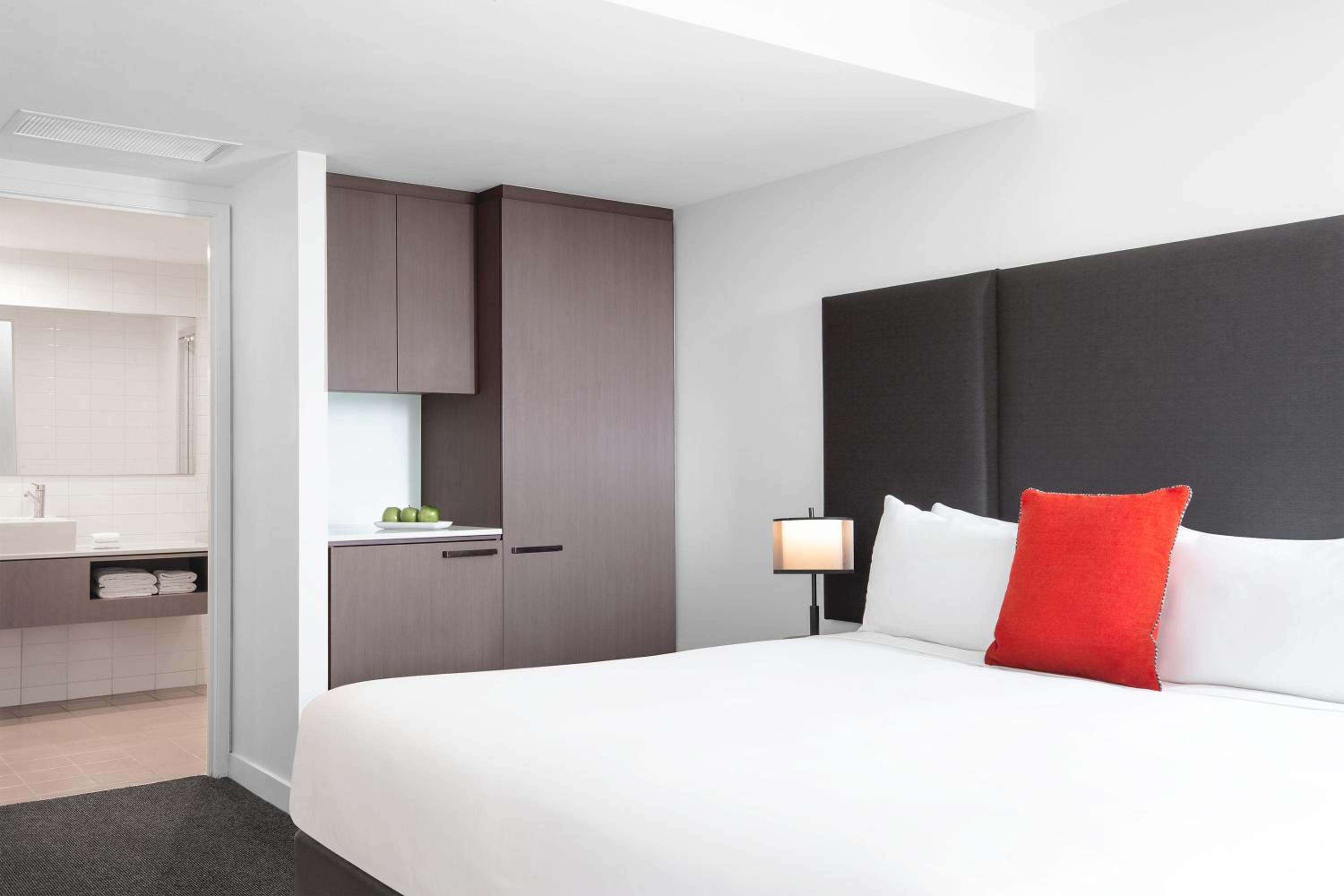 Hotel Room - Photo 4
