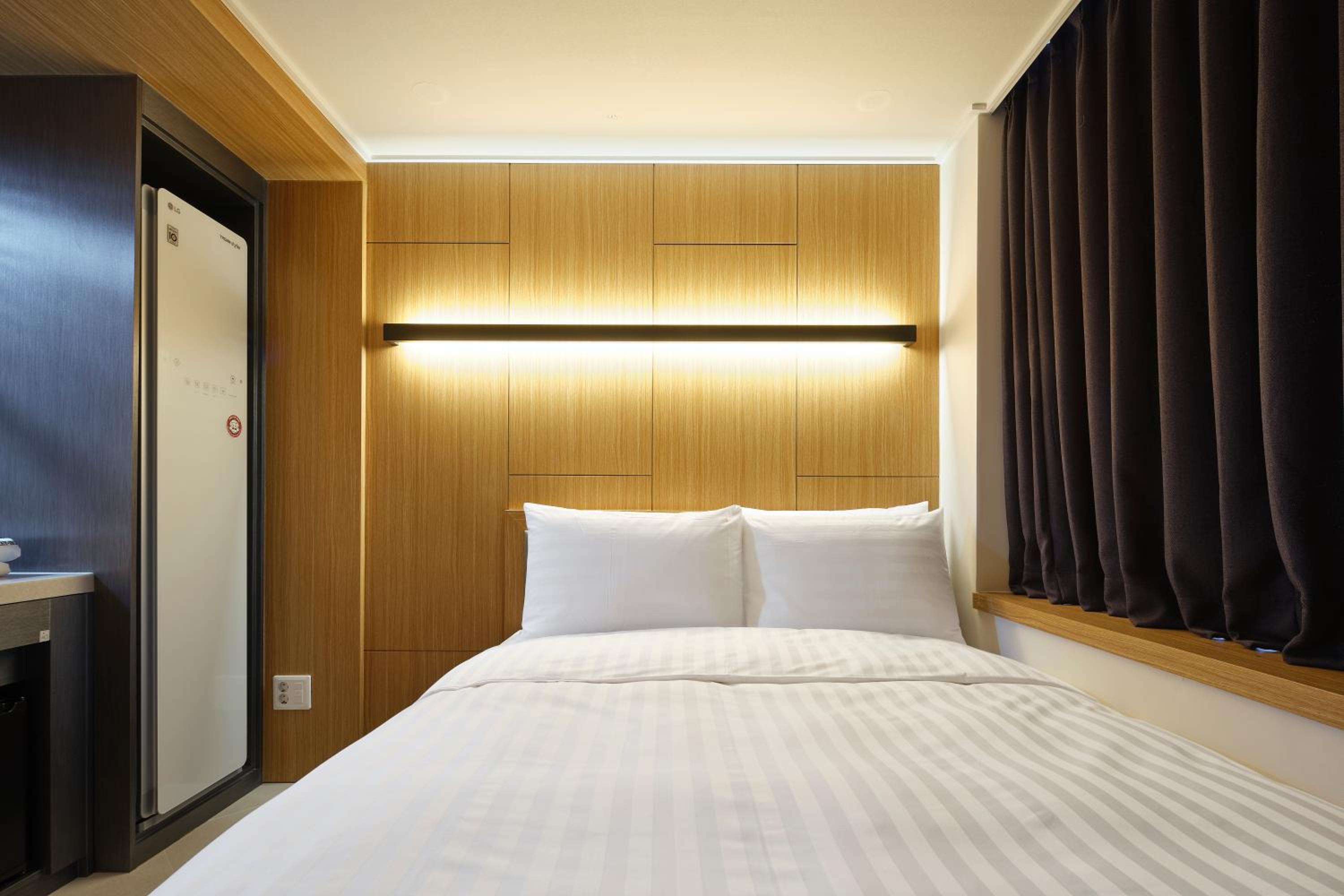 Deluxe Double Room with Steam Closet photo 1