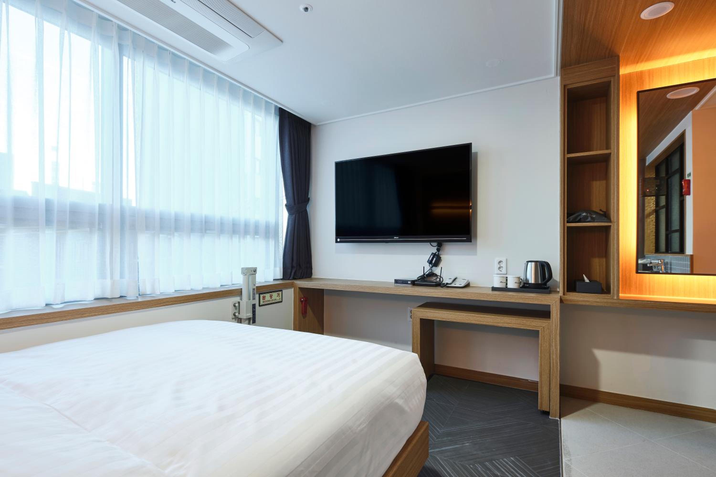 Deluxe Double Room with Steam Closet photo 2