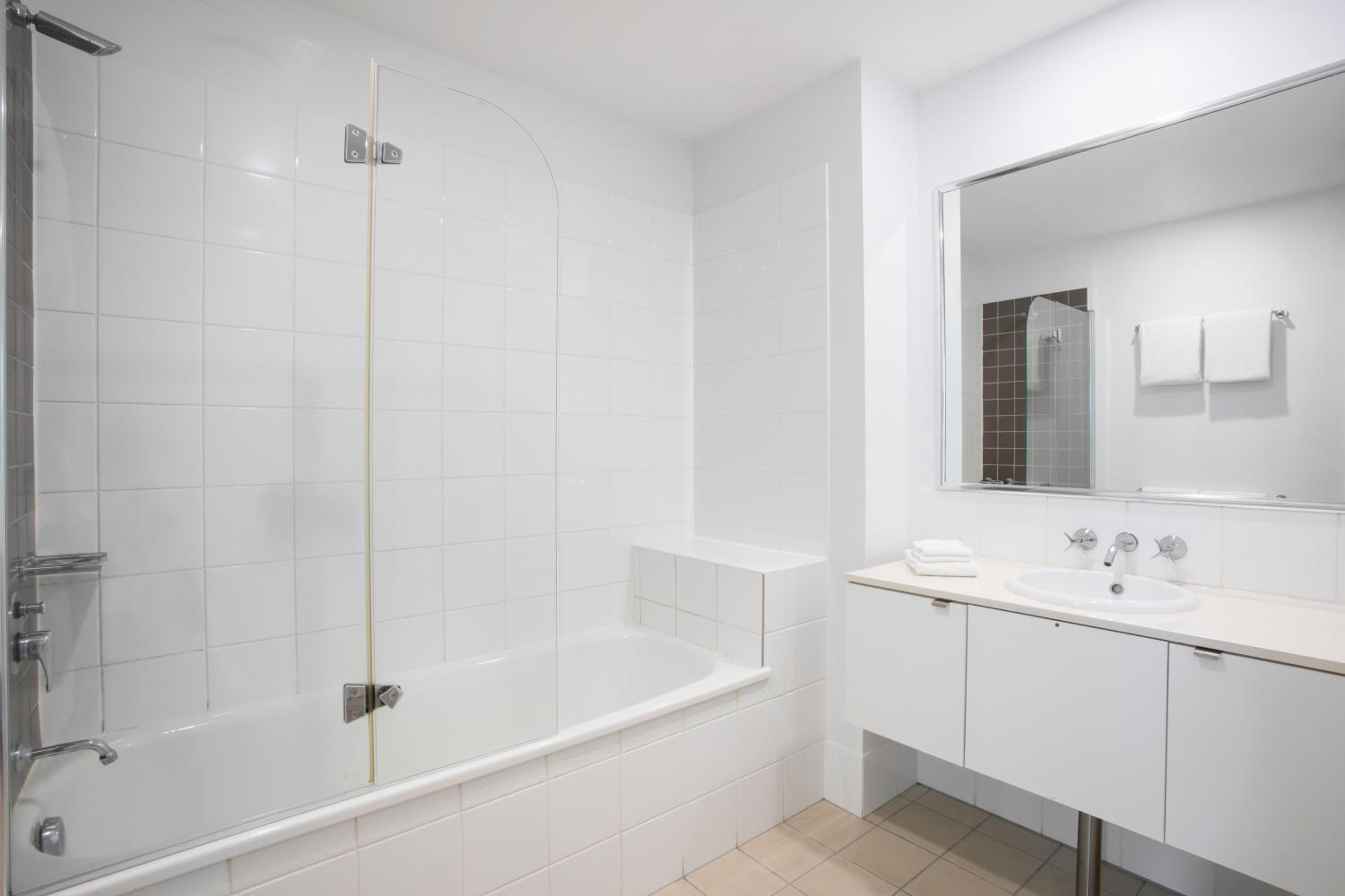 Three-Bedroom Apartment with Ocean View - Photo 2
