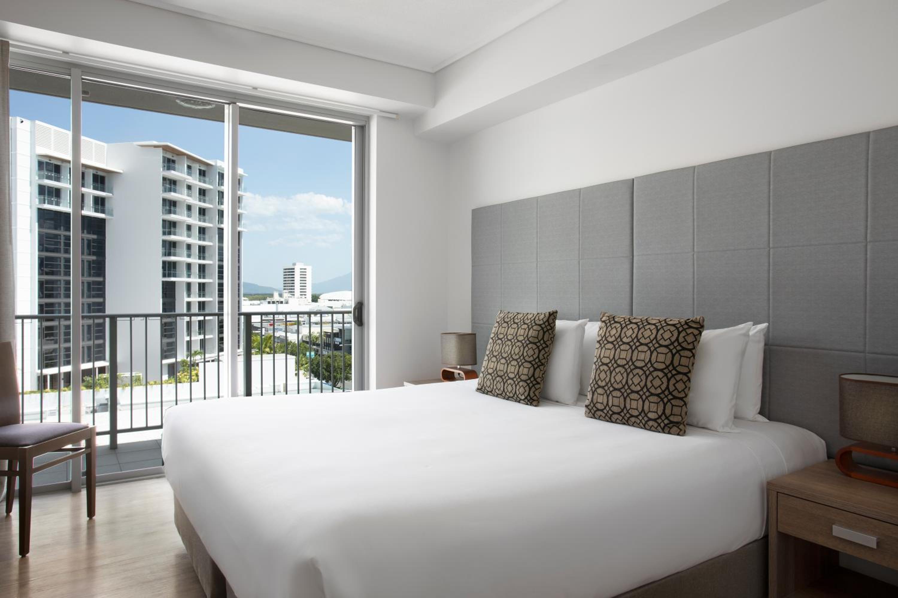 Hotel Room - Photo 2