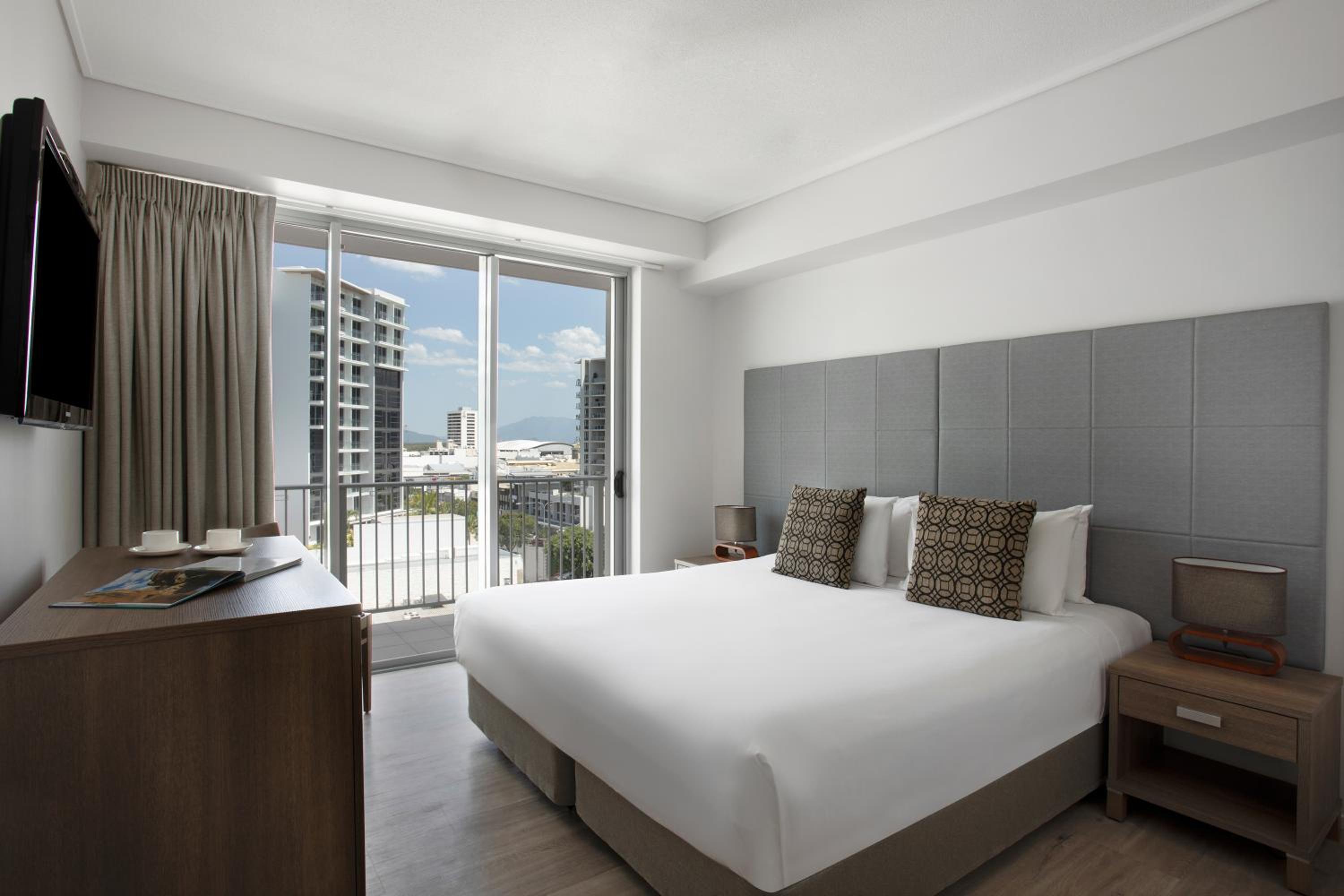 Hotel Room - Photo 3