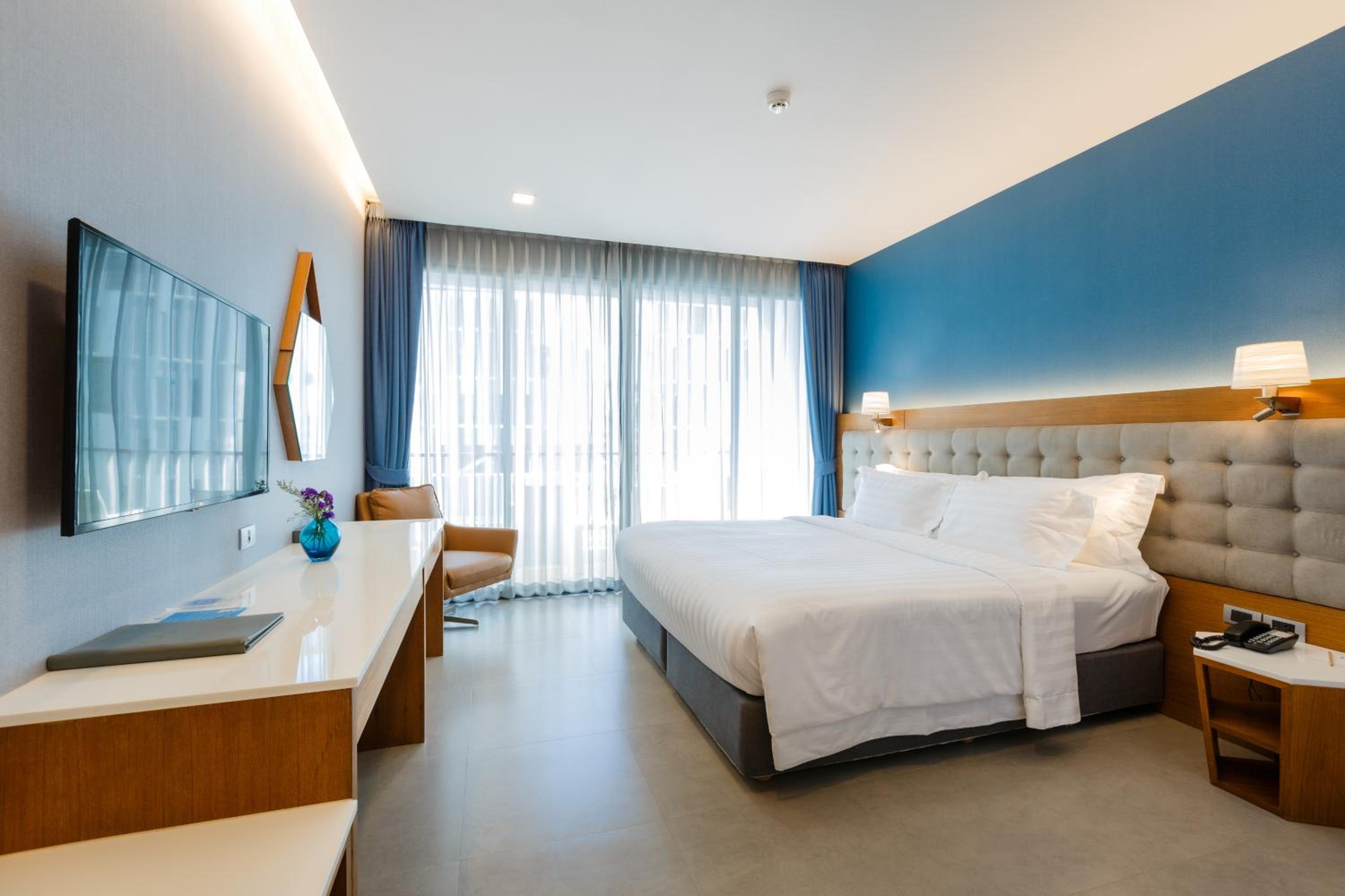 Superior Room with Balcony - Photo 5