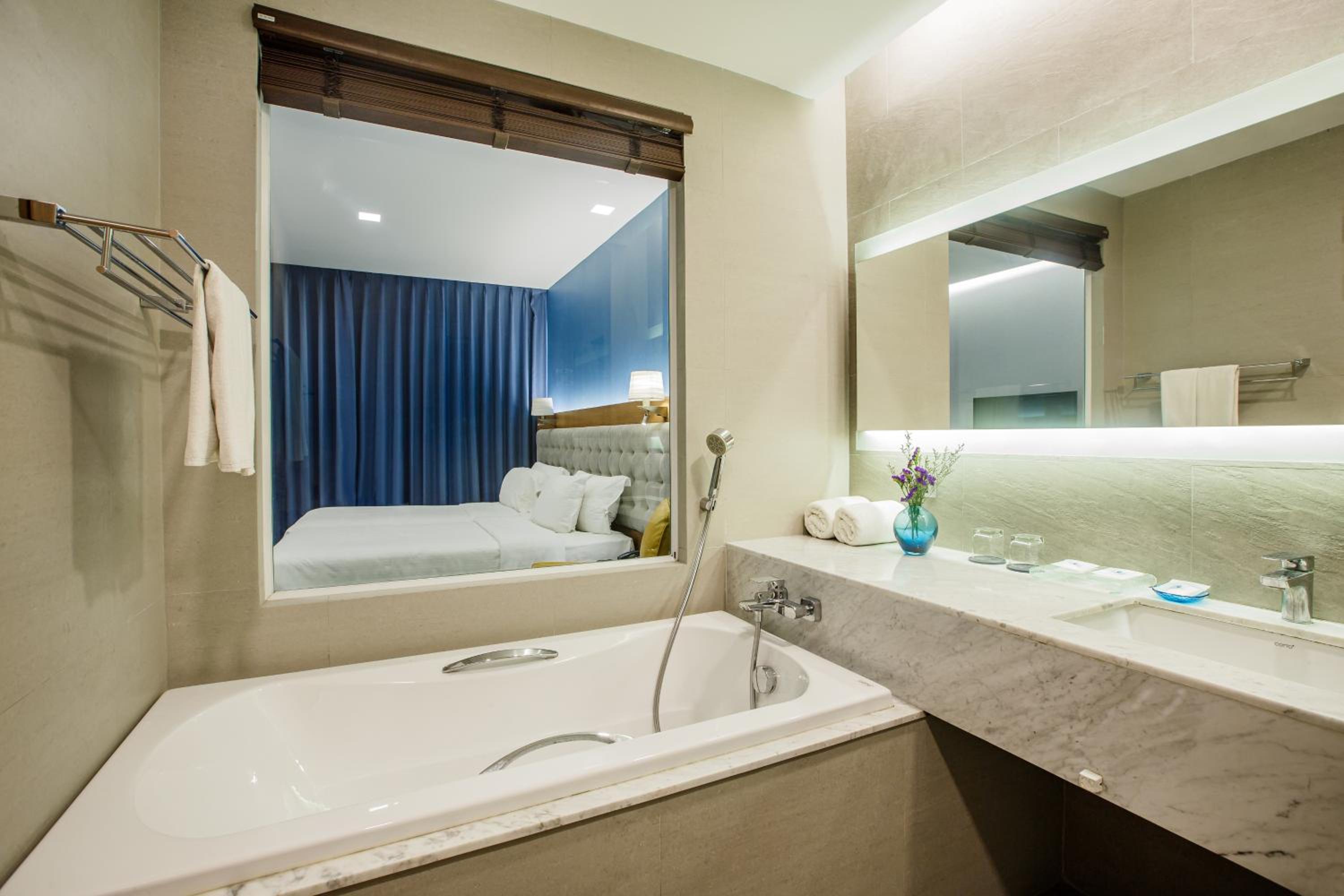 Superior Room with Balcony - Photo 2