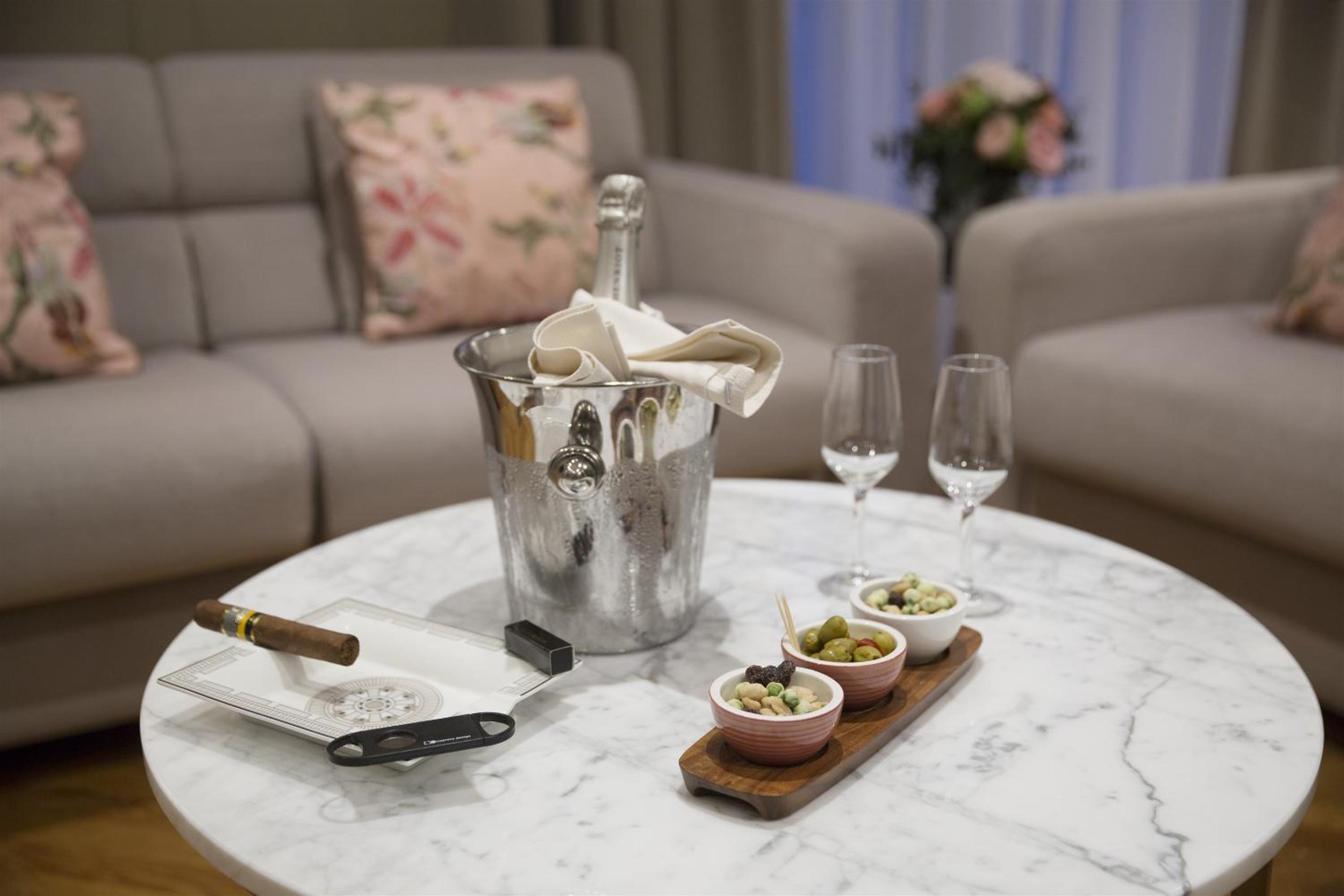 Privilege Suite - Photo 5