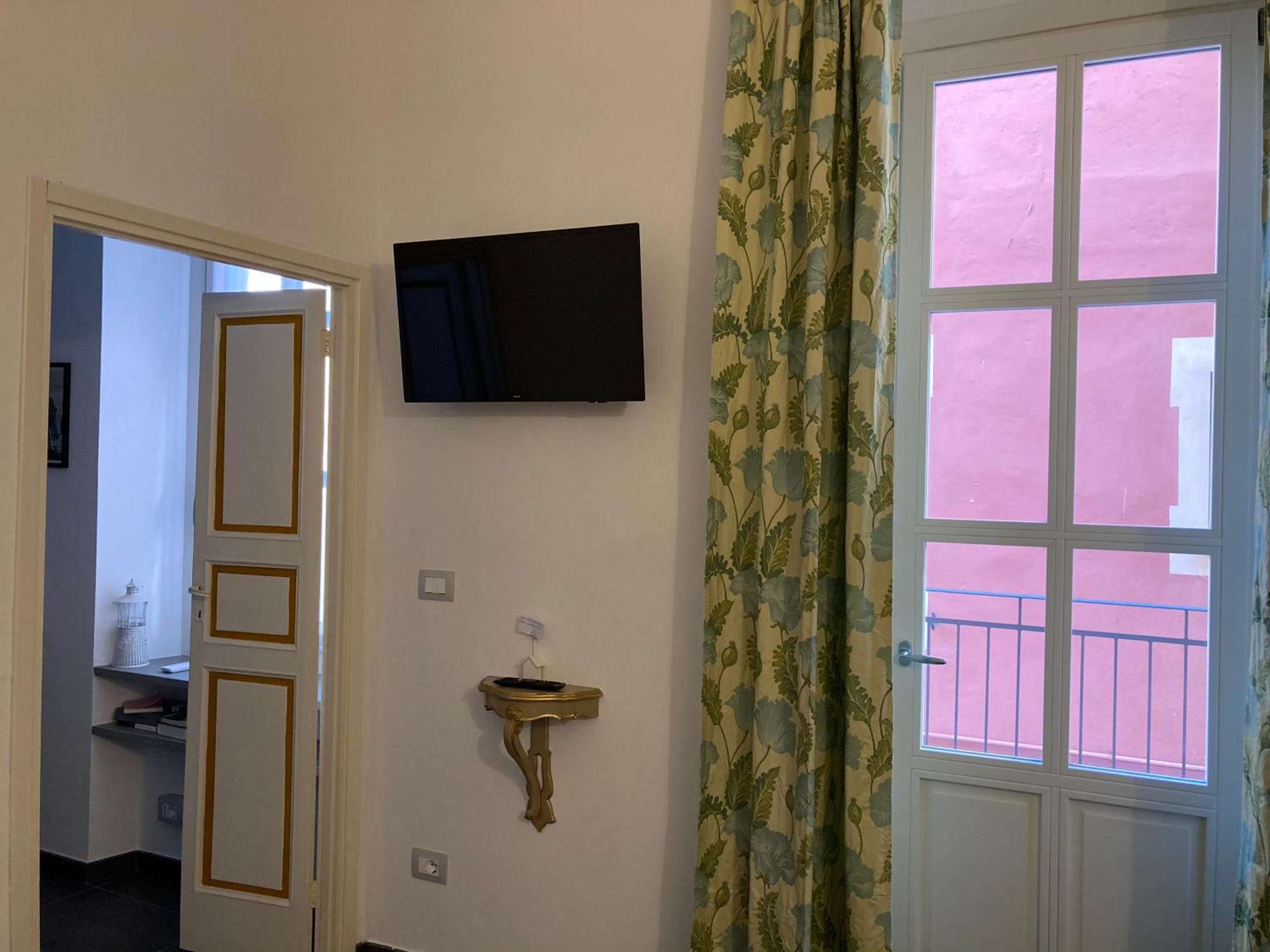 Family Room with Balcony photo 2