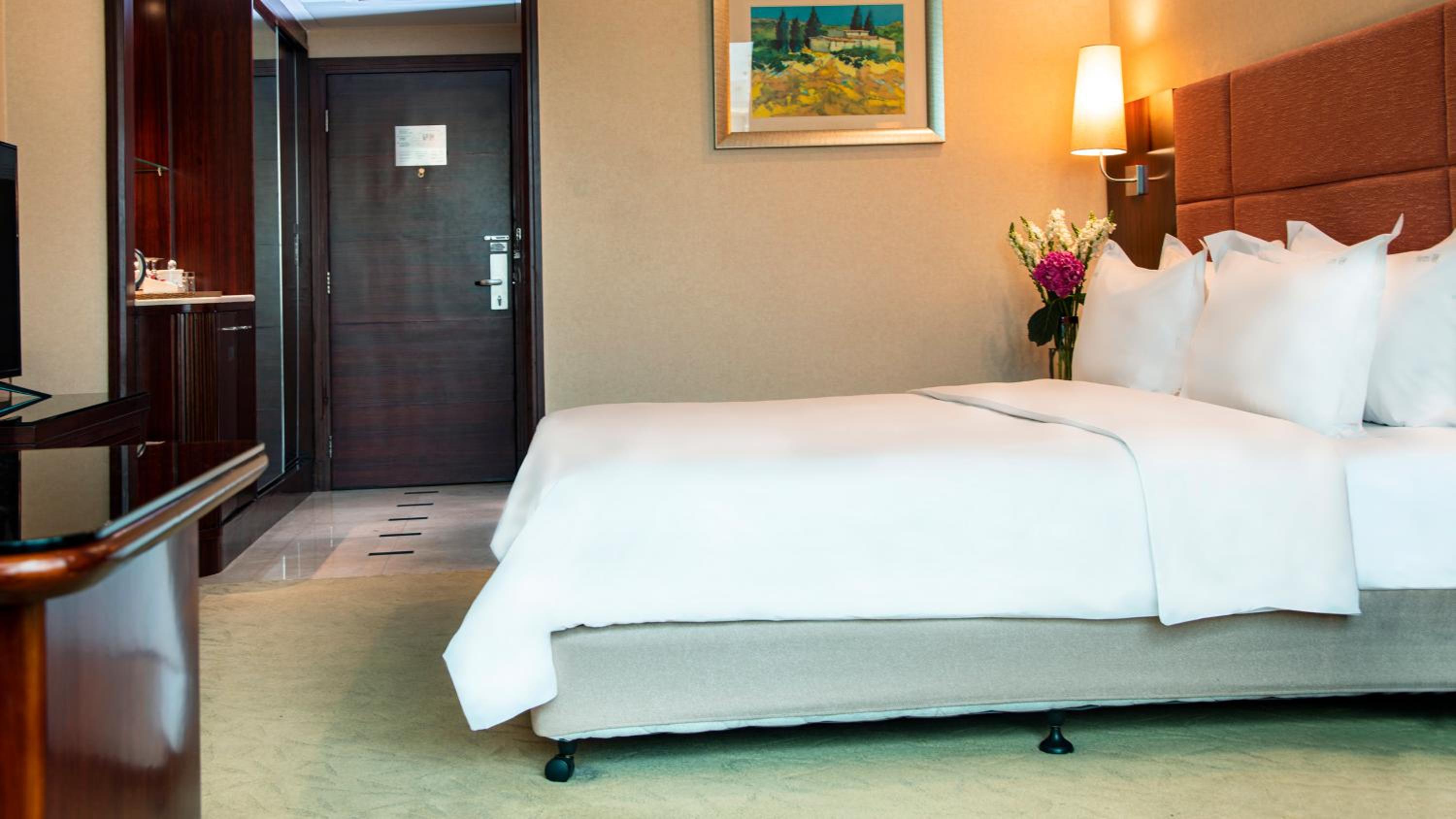 Standard King Room with Lounge Access