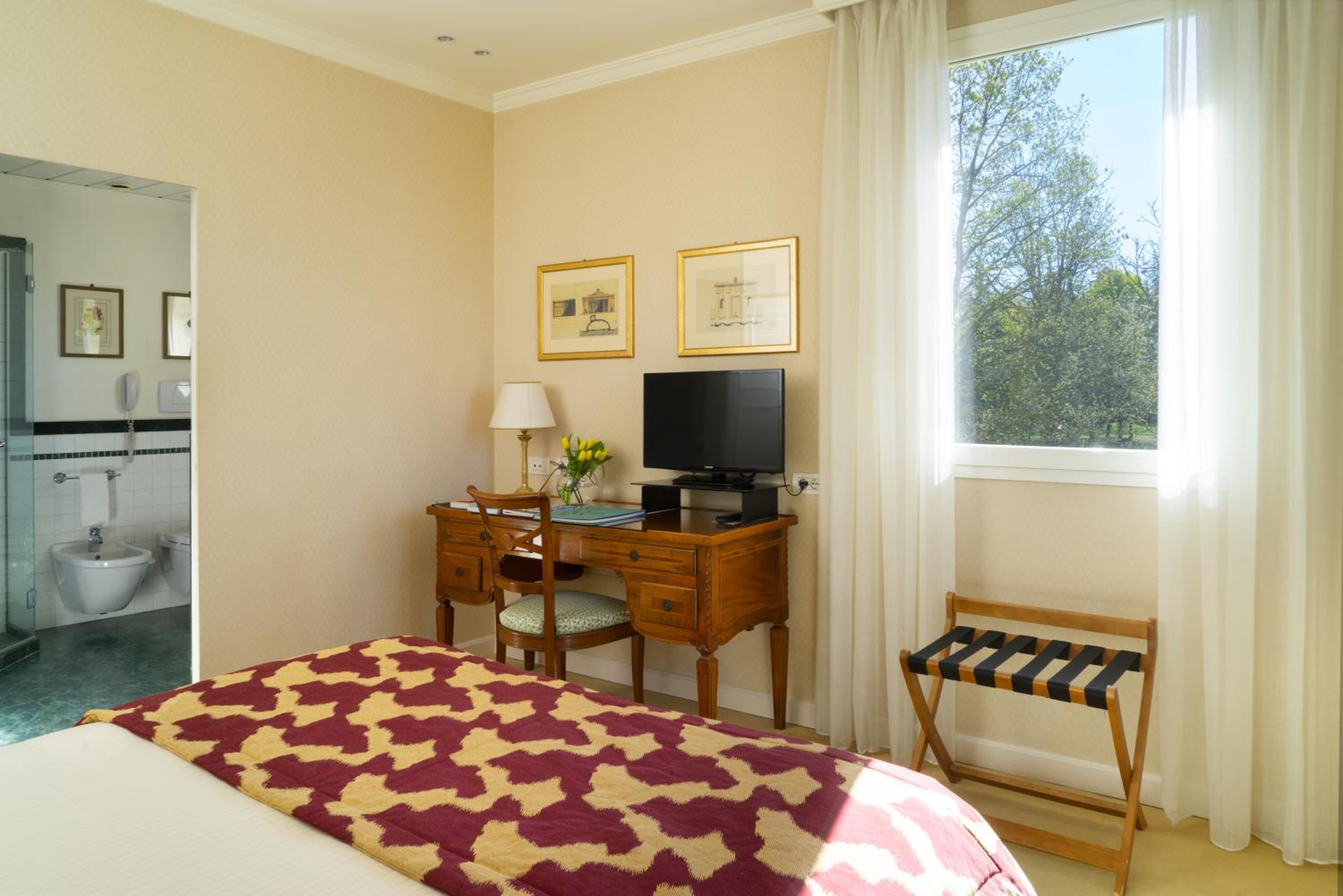 Standard Deluxe Room - Photo 3